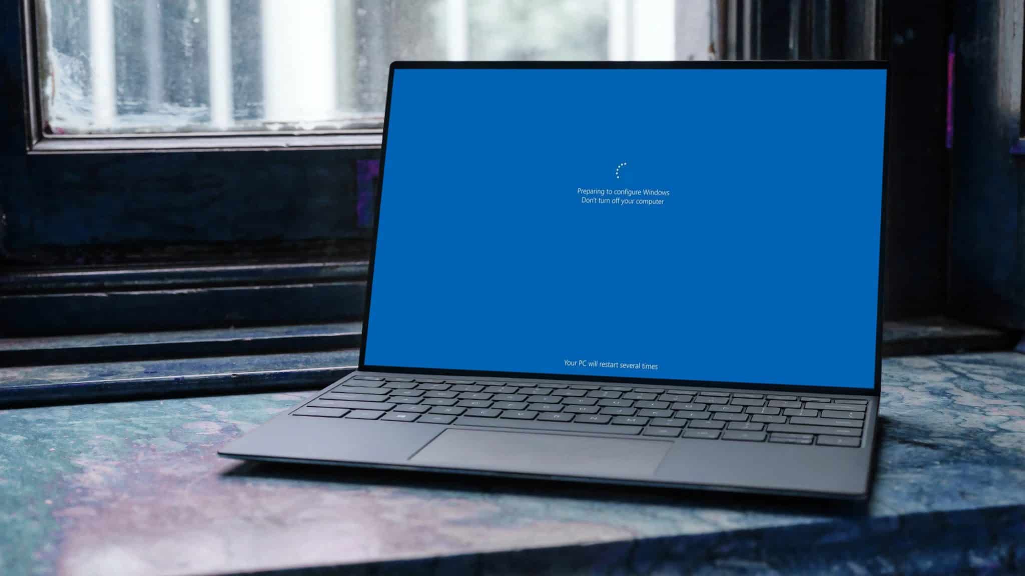 جهاز كمبيوتر محمول يعمل بنظام Windows 11 أثناء تثبيت التحديثات