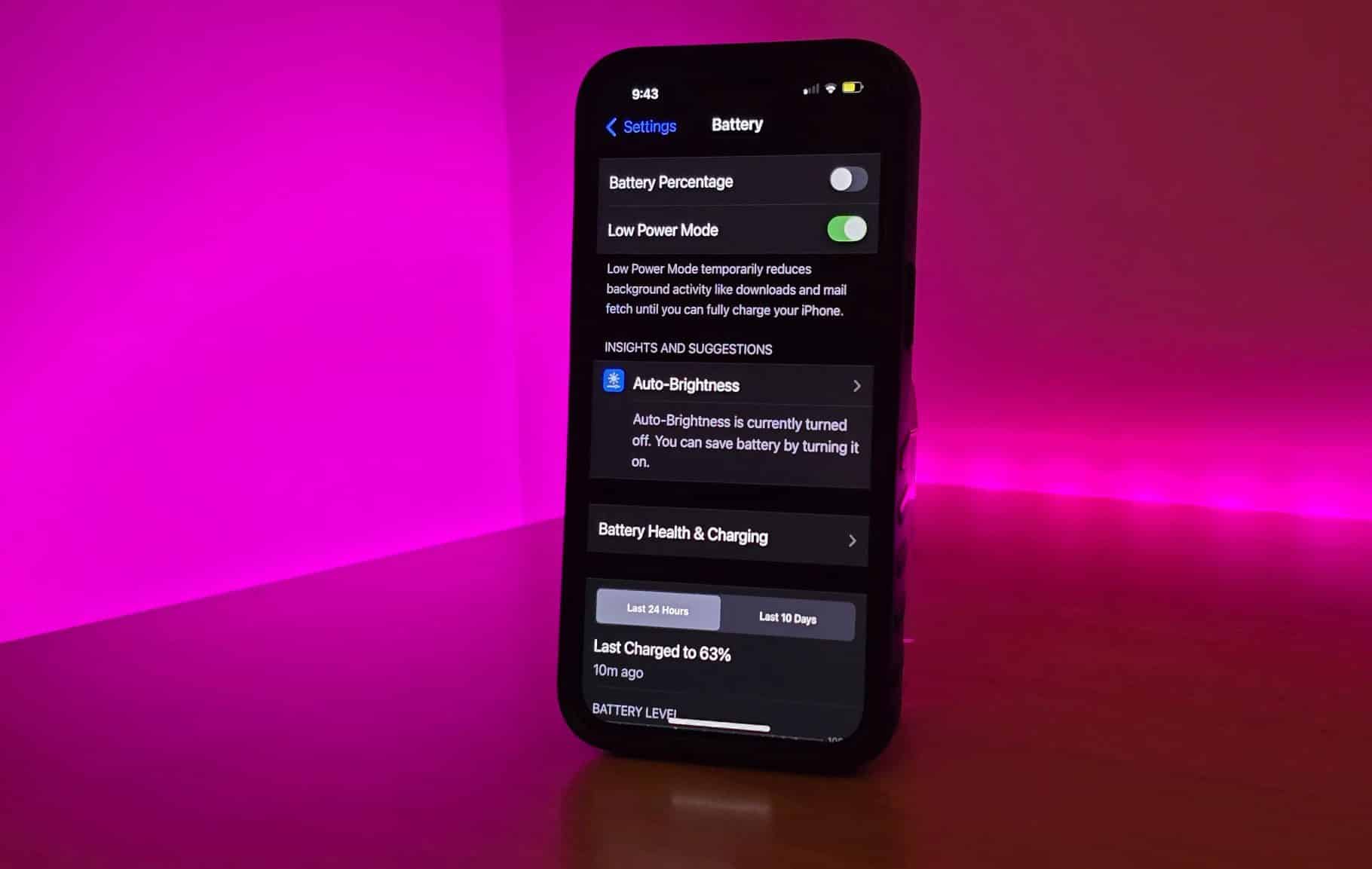 桌子上的 iPhone 已啟用低電量模式
