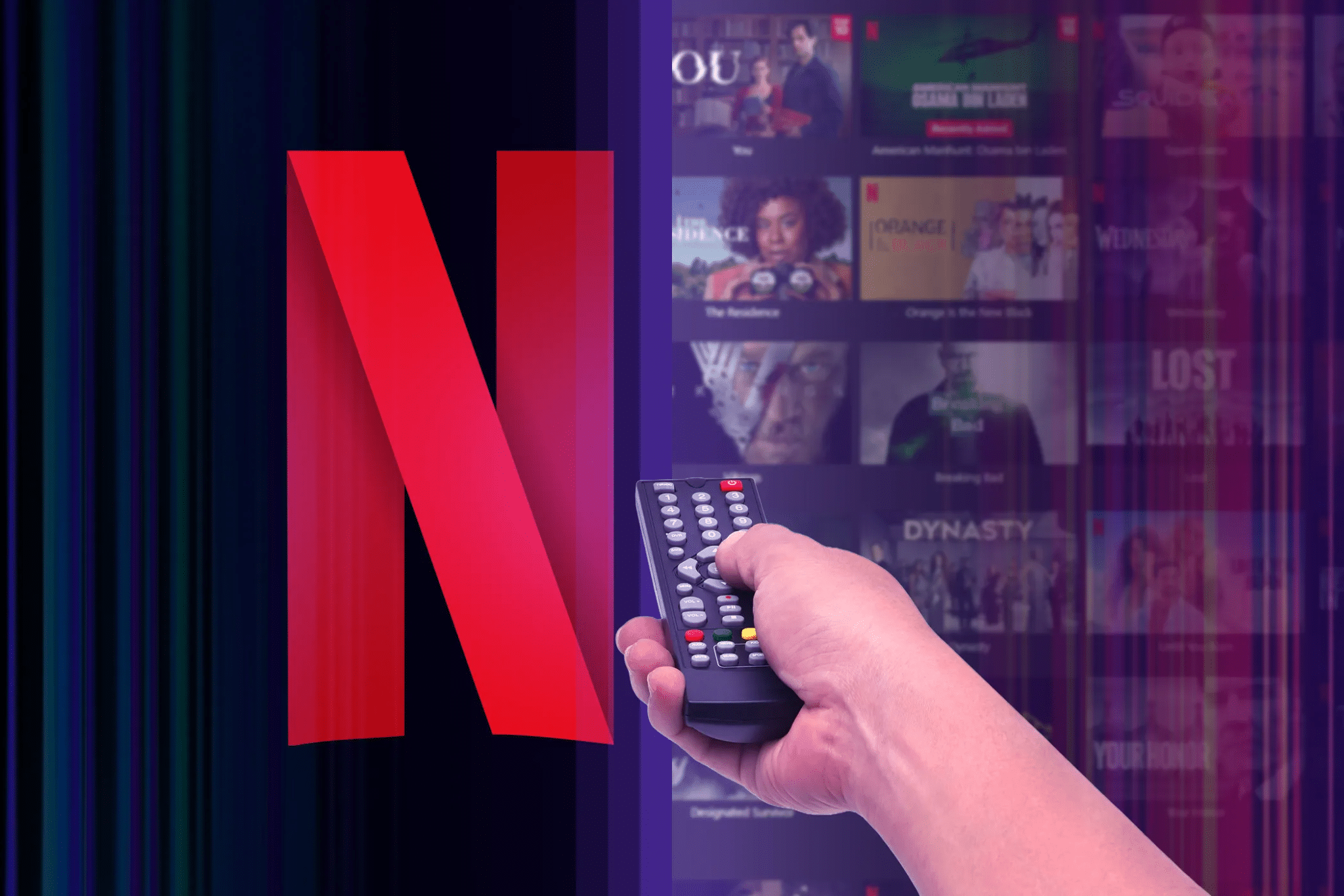 Una mano che tiene un telecomando puntata verso il logo di Netflix, con diversi programmi sullo sfondo