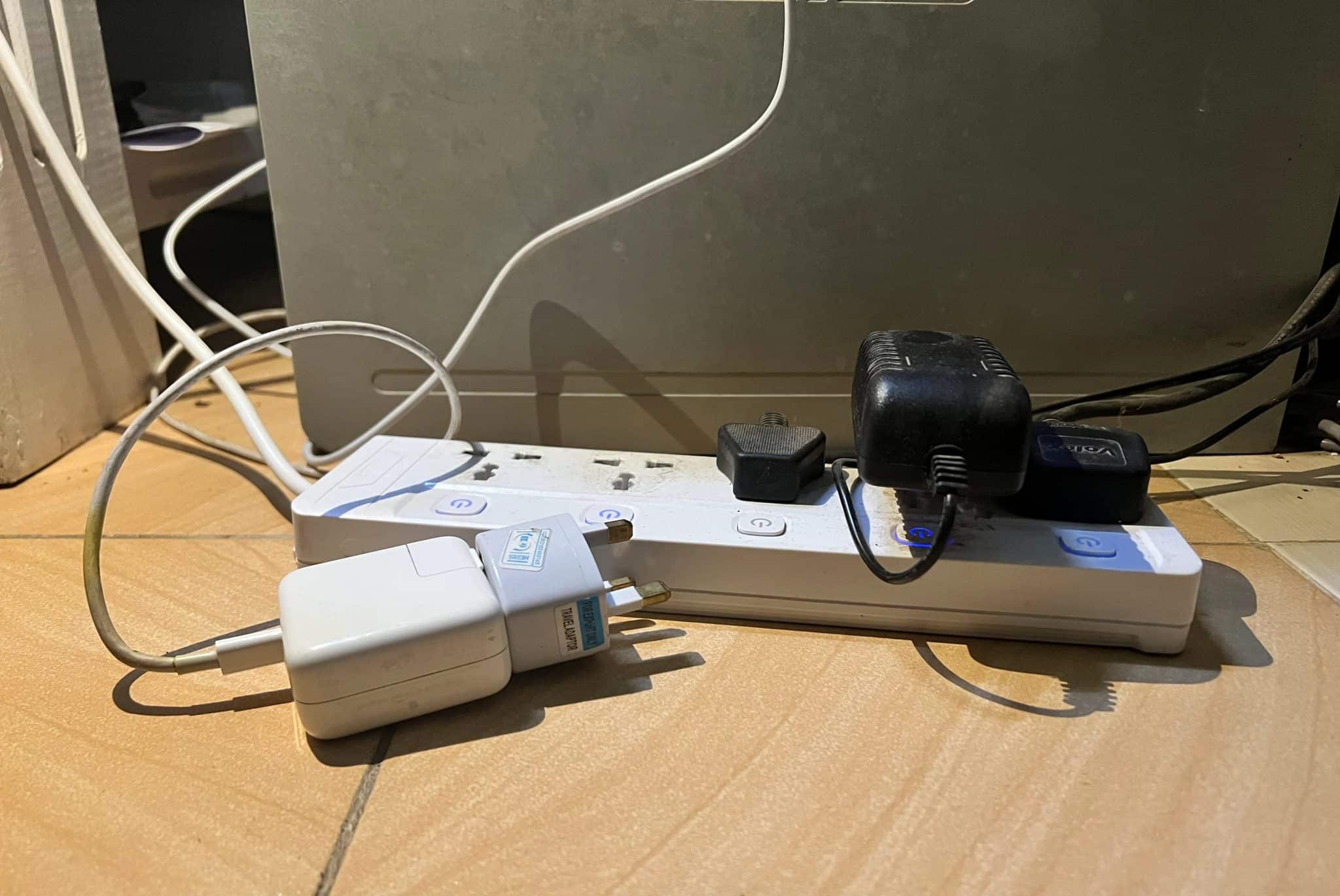 Ein Laptop-Ladegerät, das von einer Steckdosenleiste getrennt wurde