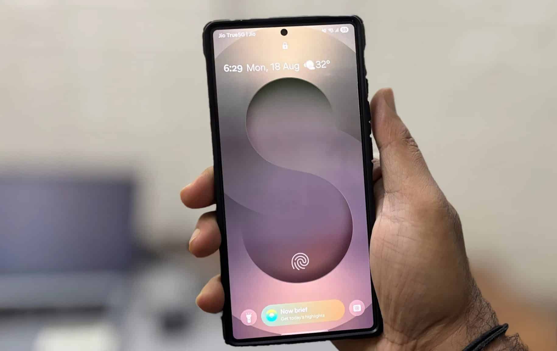 Un uomo tiene in mano un Samsung S25 Ultra.