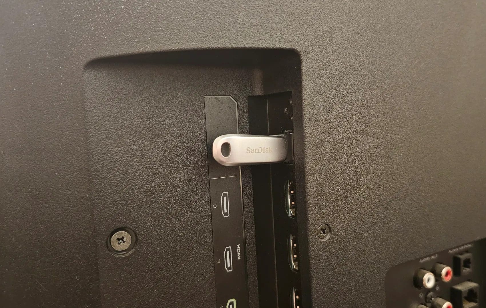 Vizio 스마트 TV의 USB 포트에 연결된 SanDisk USB 스틱