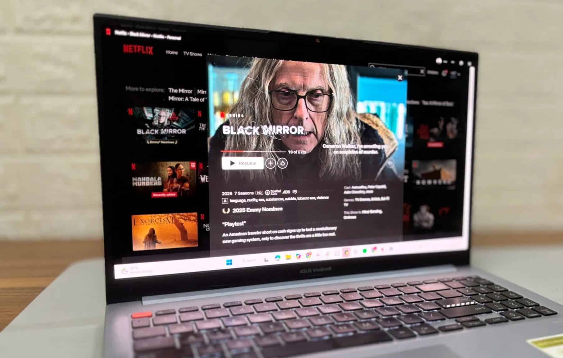 جهاز لابتوب يعمل بنظام Windows يعرض حلقة من مسلسل Black Mirror على Netflix
