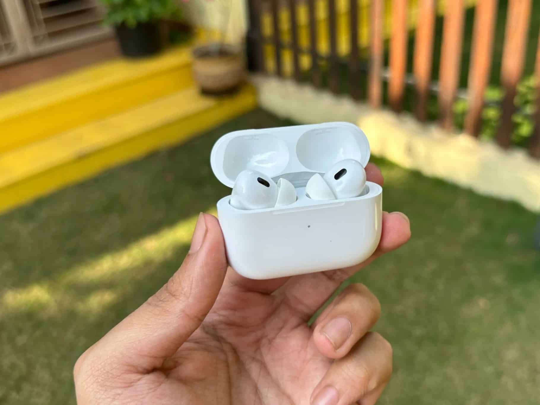 AirPods Pro 2 με ανοιχτή θήκη στο χέρι ενός άνδρα
