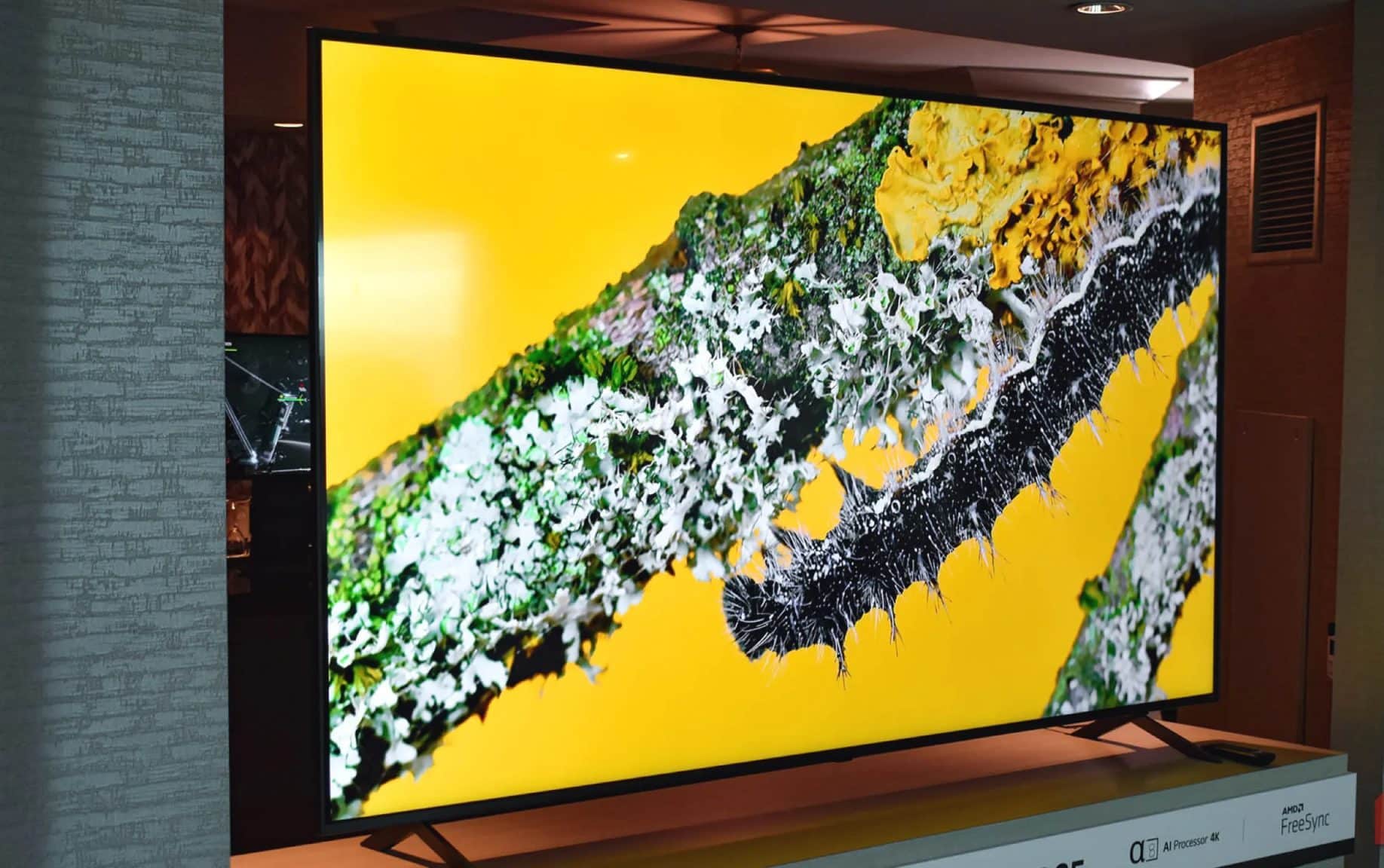 Telewizor LG QNED85 o przekątnej 86 cali Smart TV na wystawie.