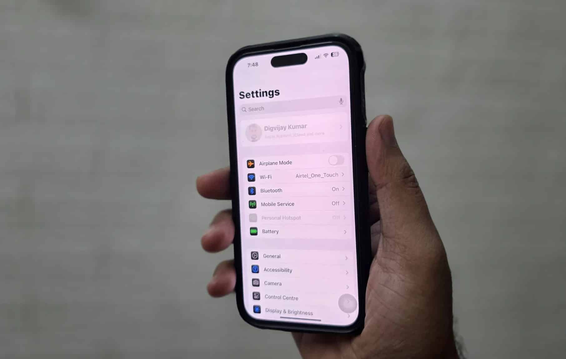 Immagine di un iPhone con la sezione Account evidenziata nel menu Impostazioni