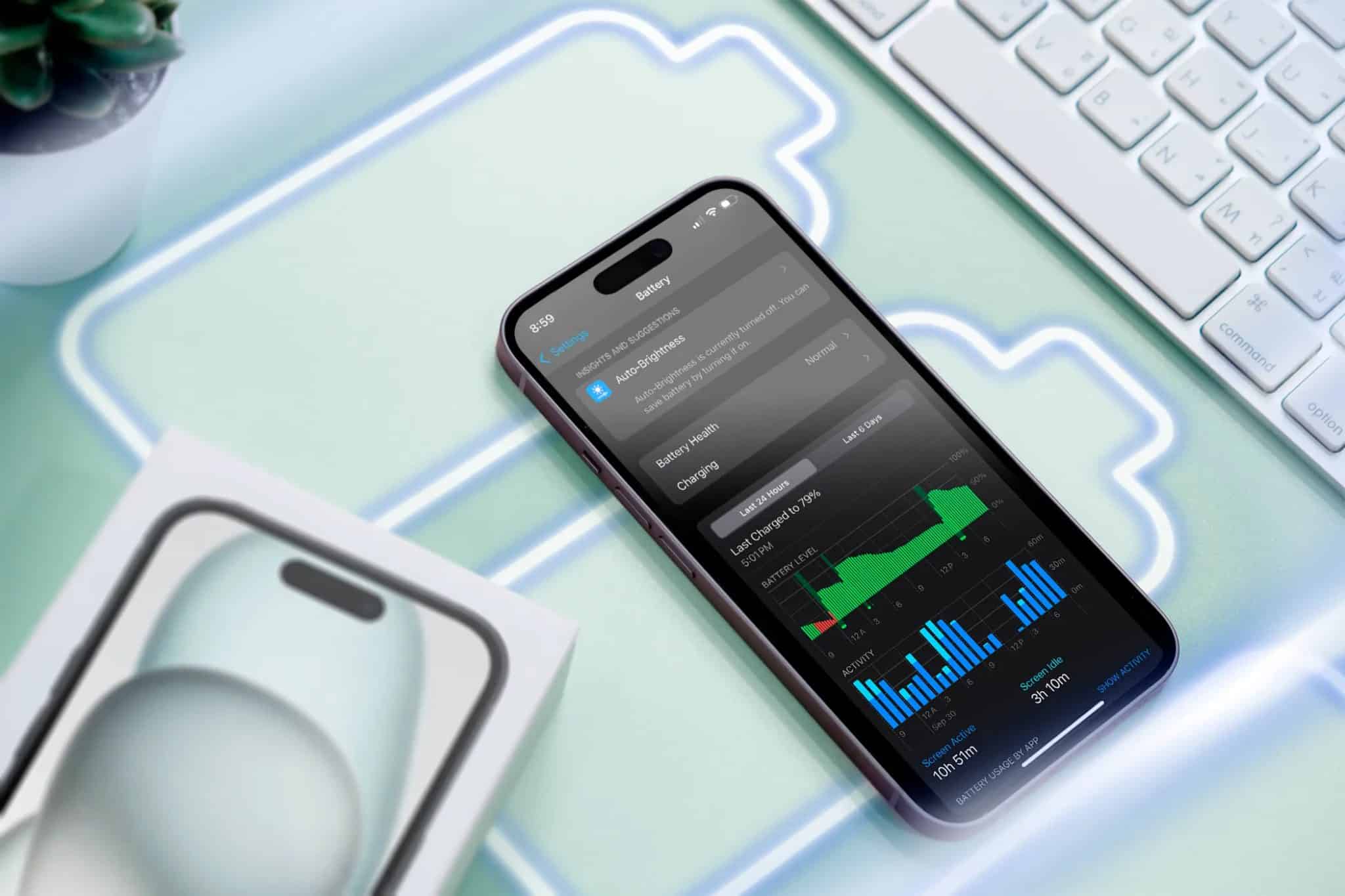 iPhone na powierzchni z ikonami baterii i ekranem pokazującym zużycie baterii.