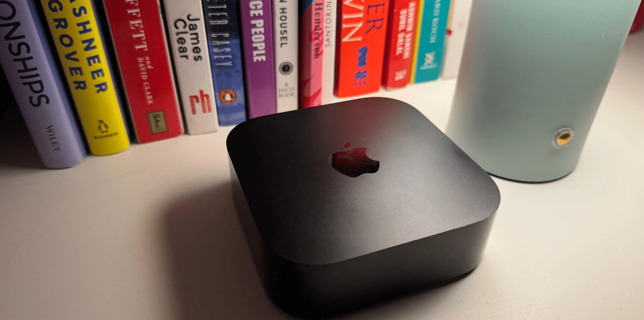 Apple TV με μερικά βιβλία στο φόντο