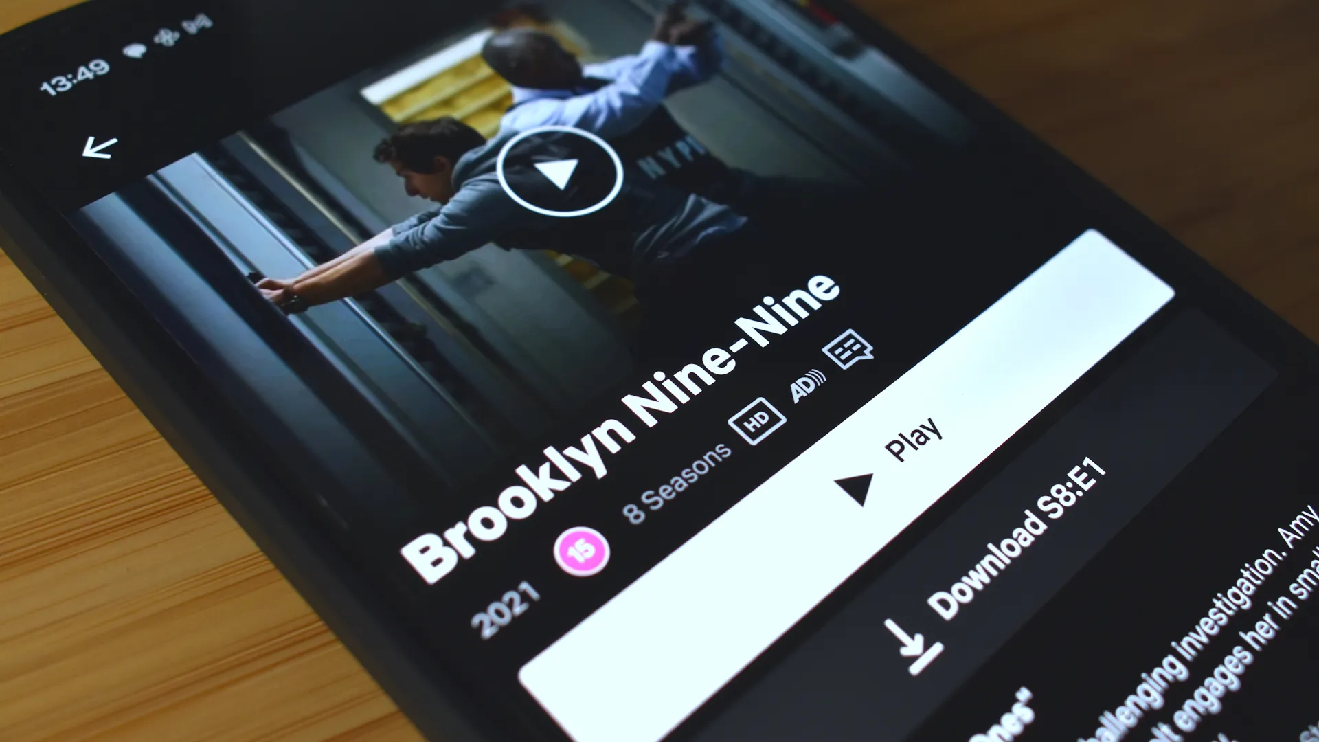 lo spettacolo Brooklyn Nine Nine sullo schermo dello smartphone Netflix.