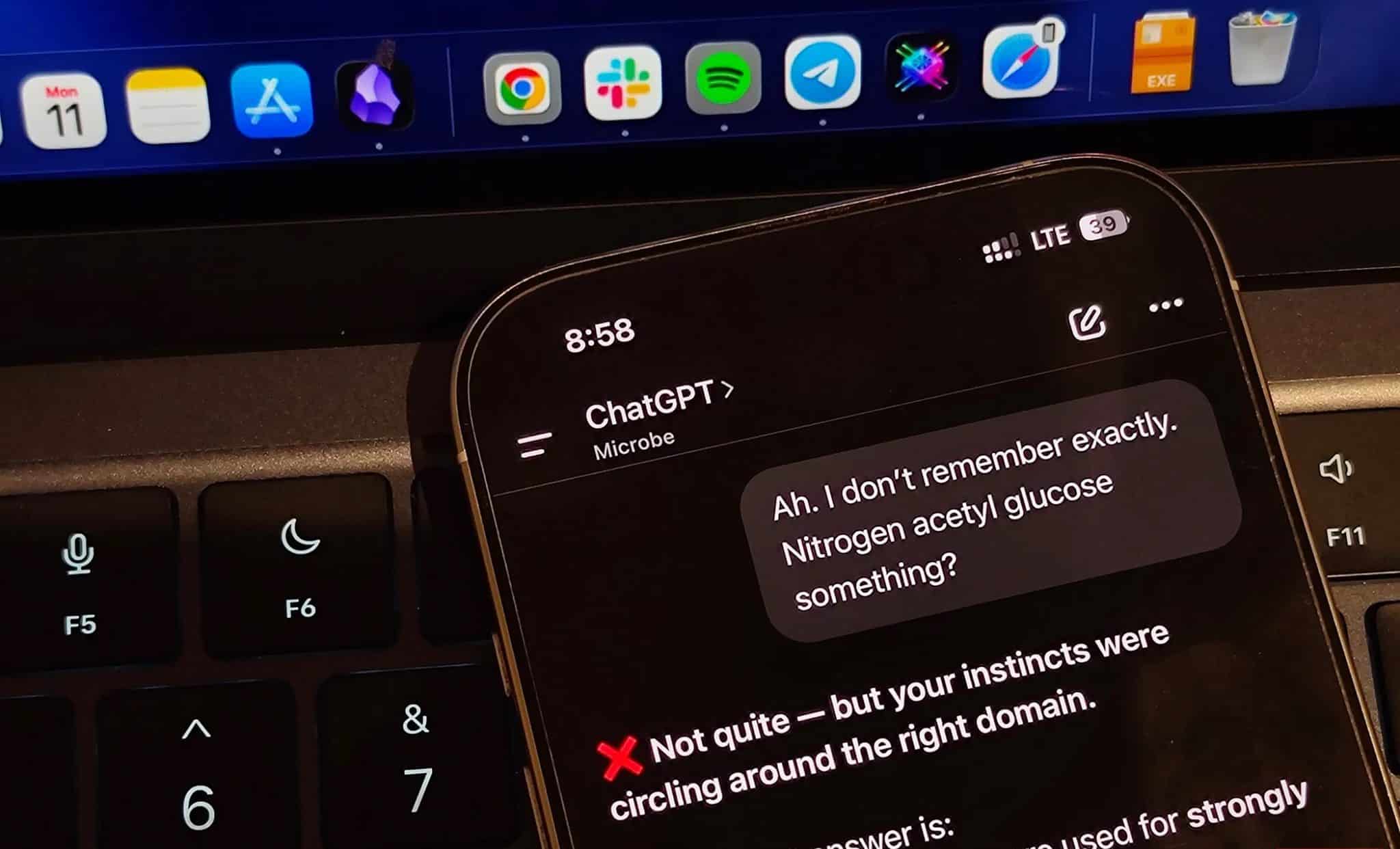 筆記型電腦鍵盤旁邊的 iPhone 上的 ChatGPT