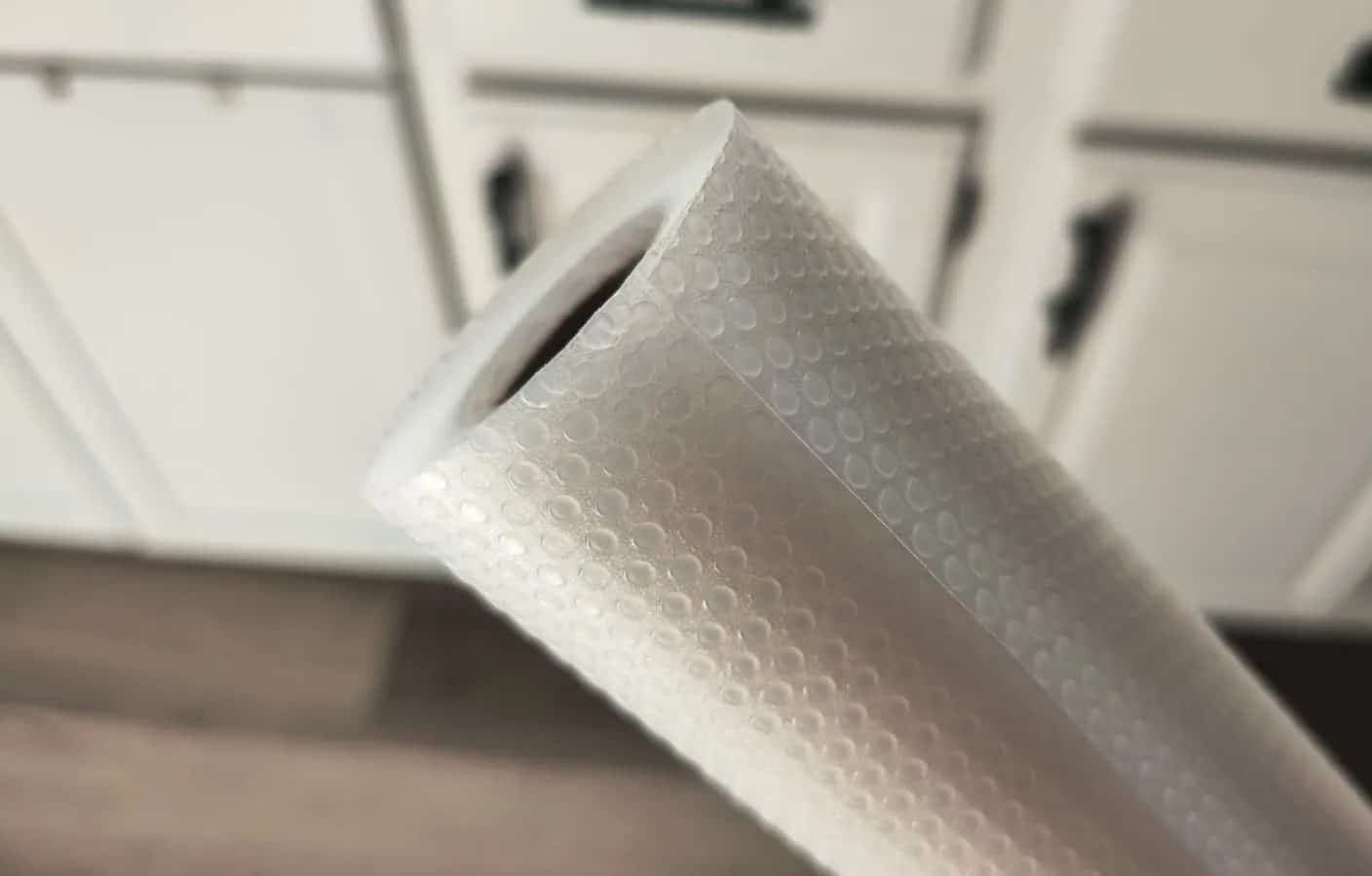 Gros plan de l'extrémité d'un rouleau de revêtement en plastique
