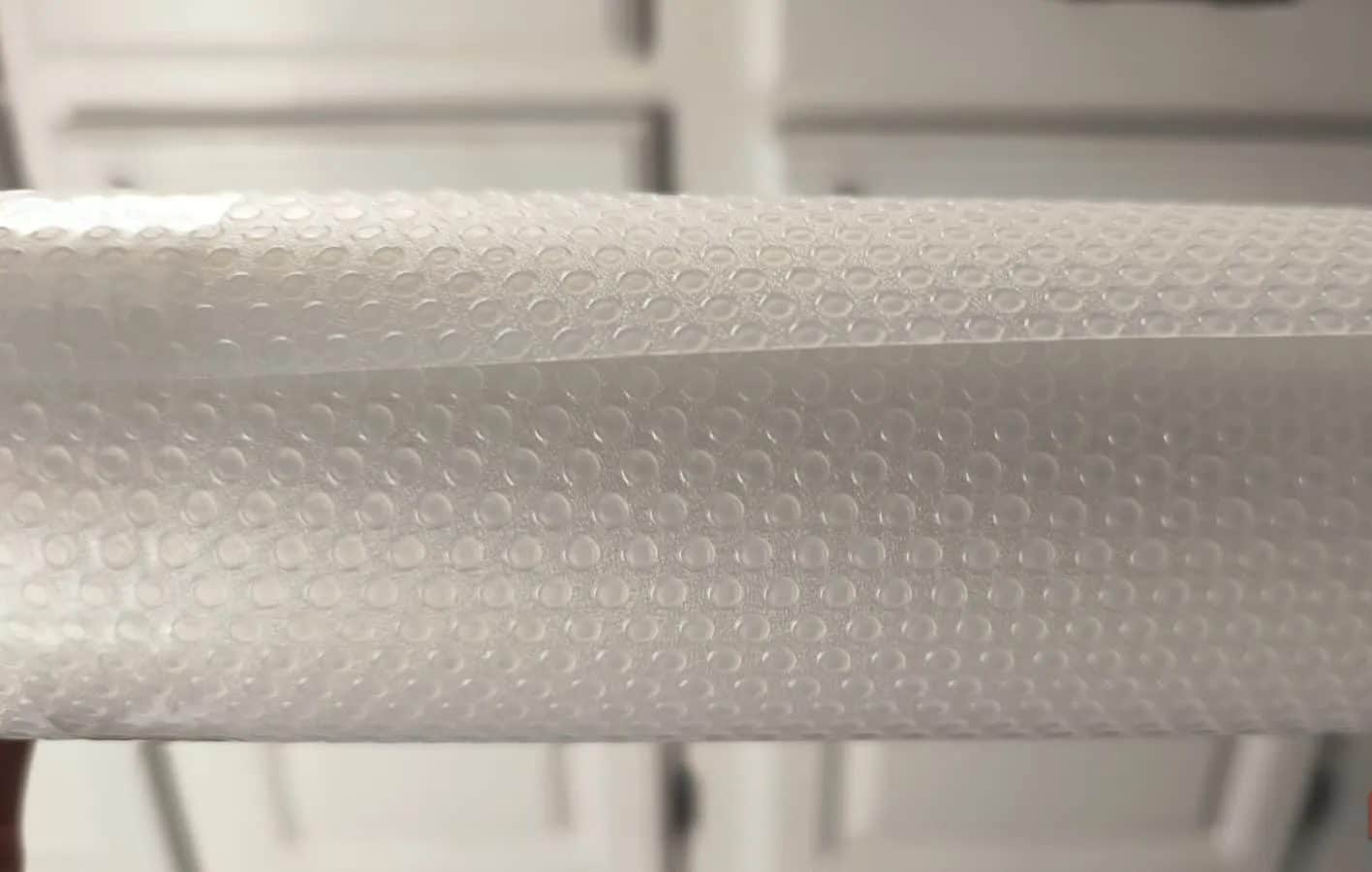 Vue latérale rapprochée d'un rouleau de revêtement en plastique