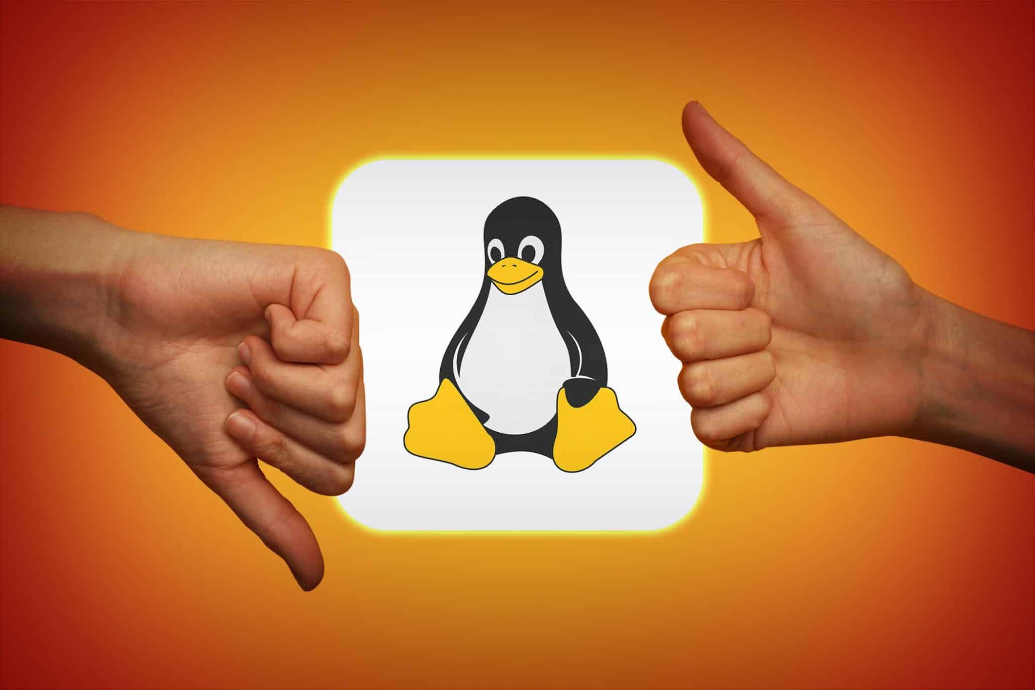 أيدٍ تظهر علامات الإعجاب وعدم الإعجاب حول شعار Linux، مما يشير إلى آراء متباينة حول نظام التشغيل.