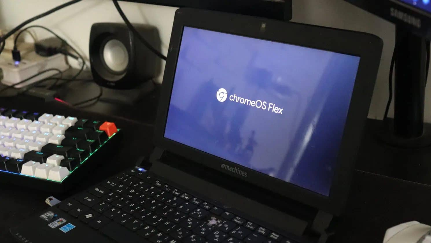 圖片顯示執行 ChromeOS Flex 的上網本。