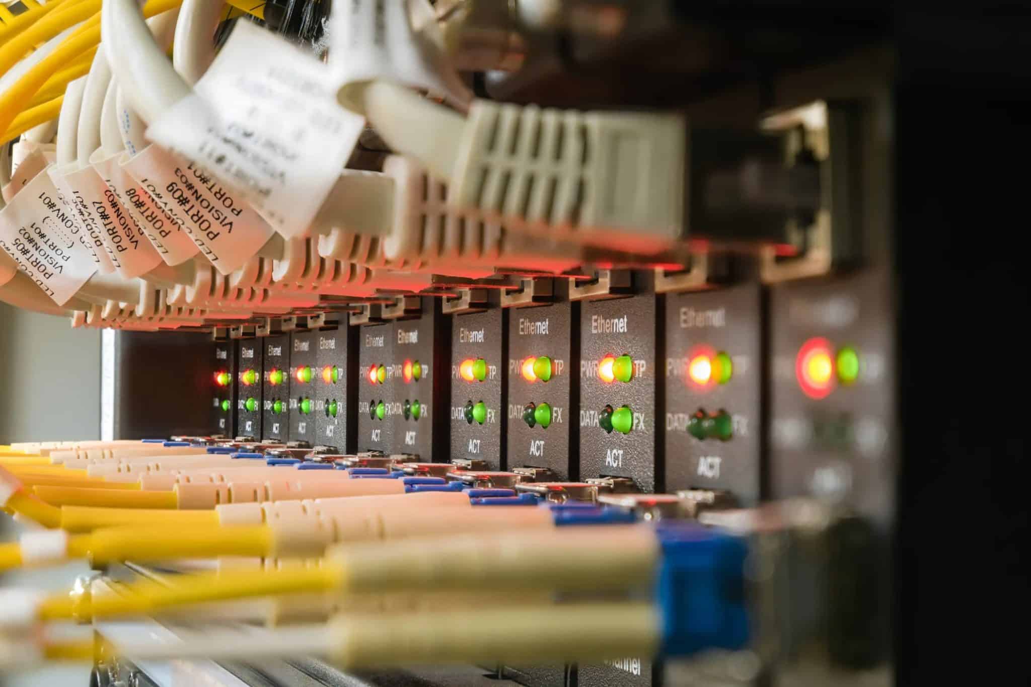 Switch Ethernet e cavi collegati alle porte