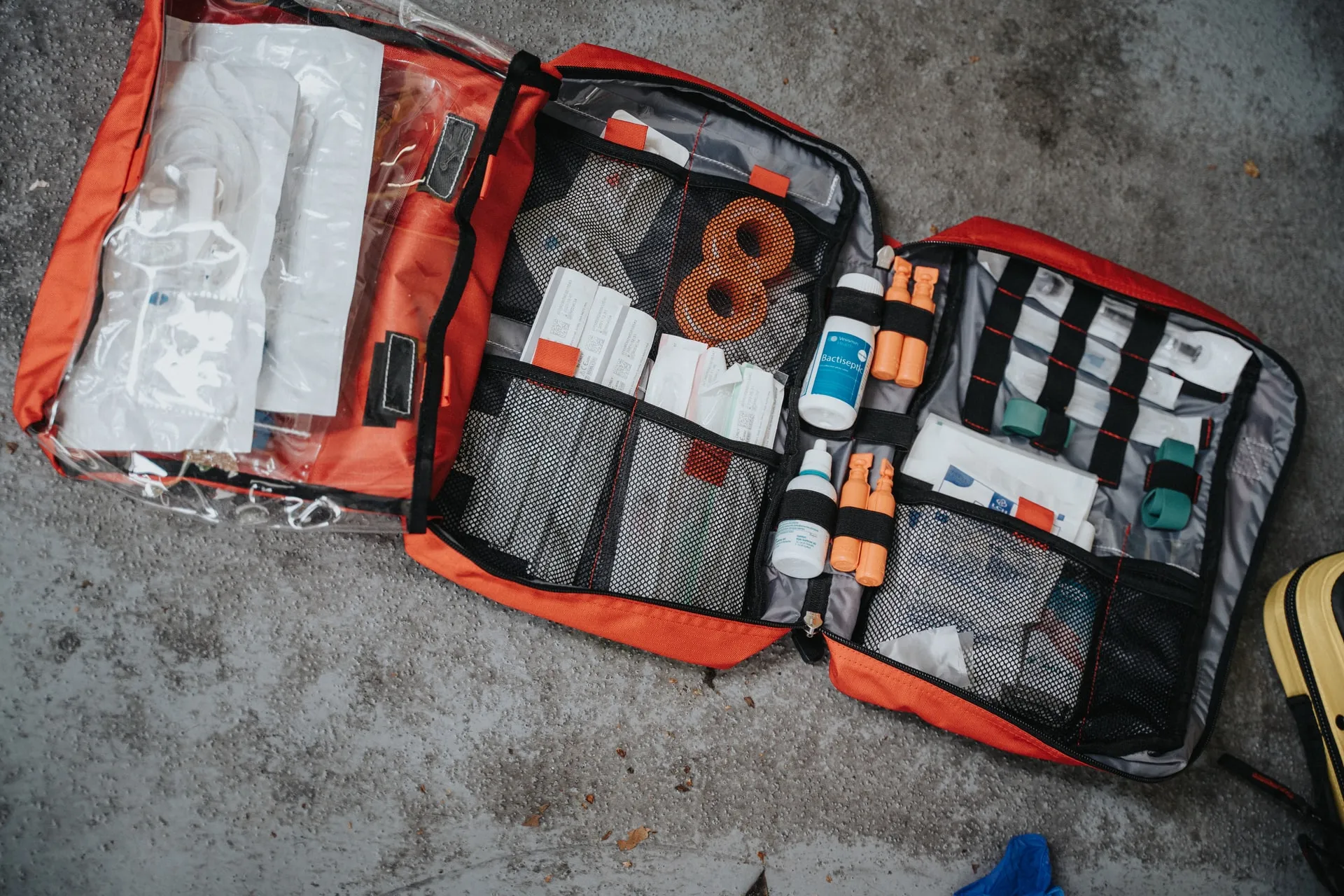 kit di pronto soccorso a terra