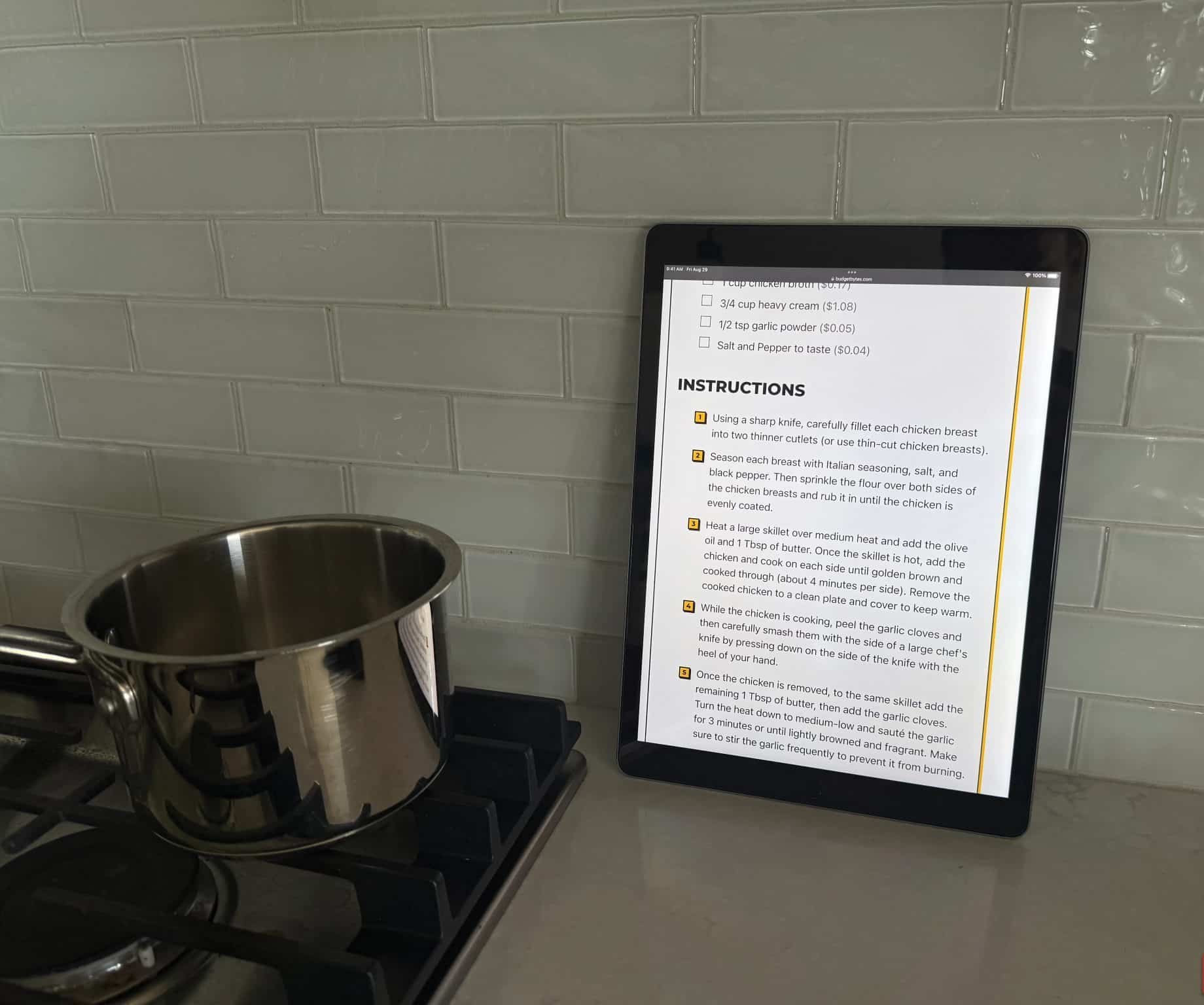 iPad Pro di prima generazione in cucina che mostra i passaggi della ricetta