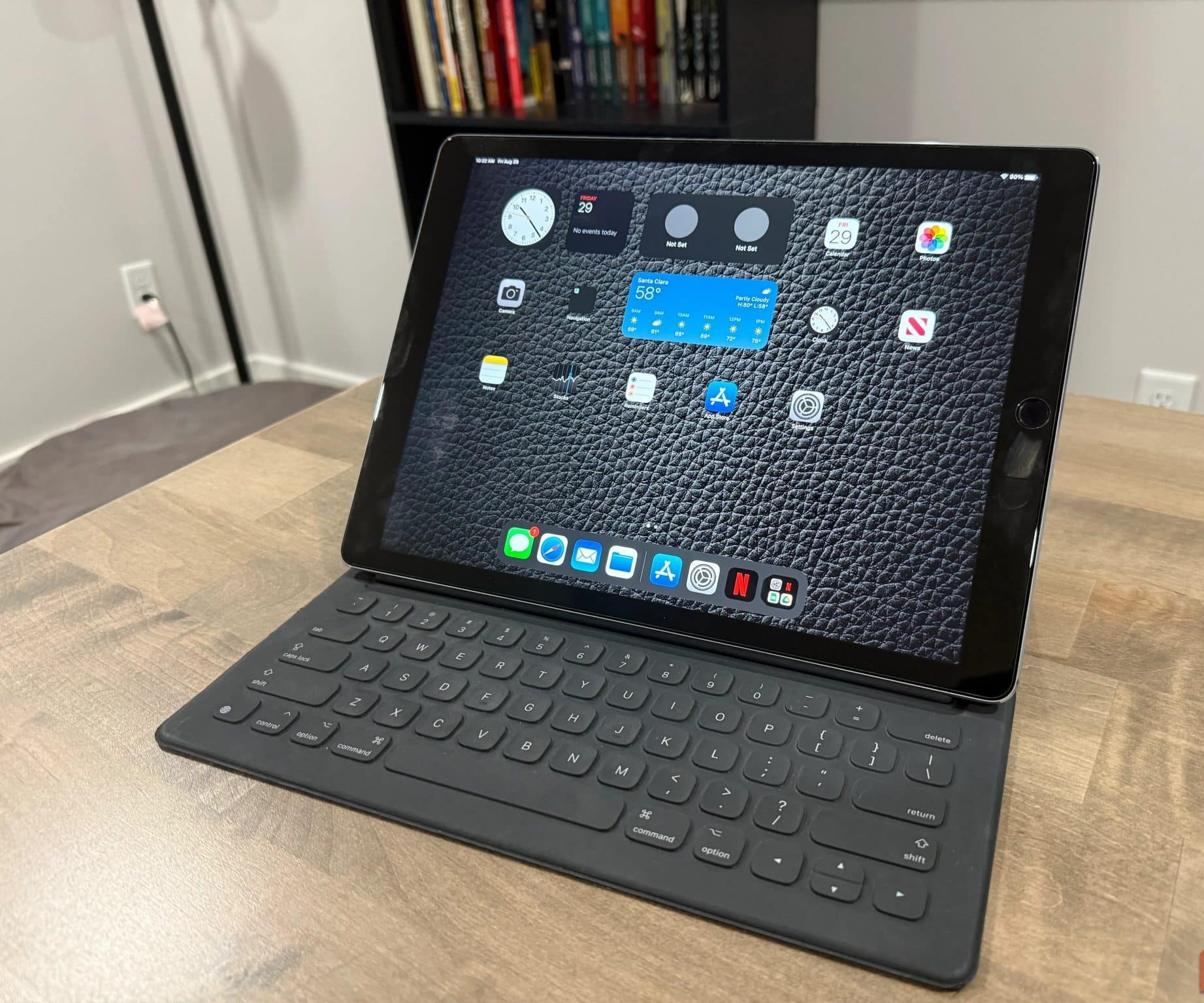 iPad Pro di prima generazione sulla scrivania con tastiera