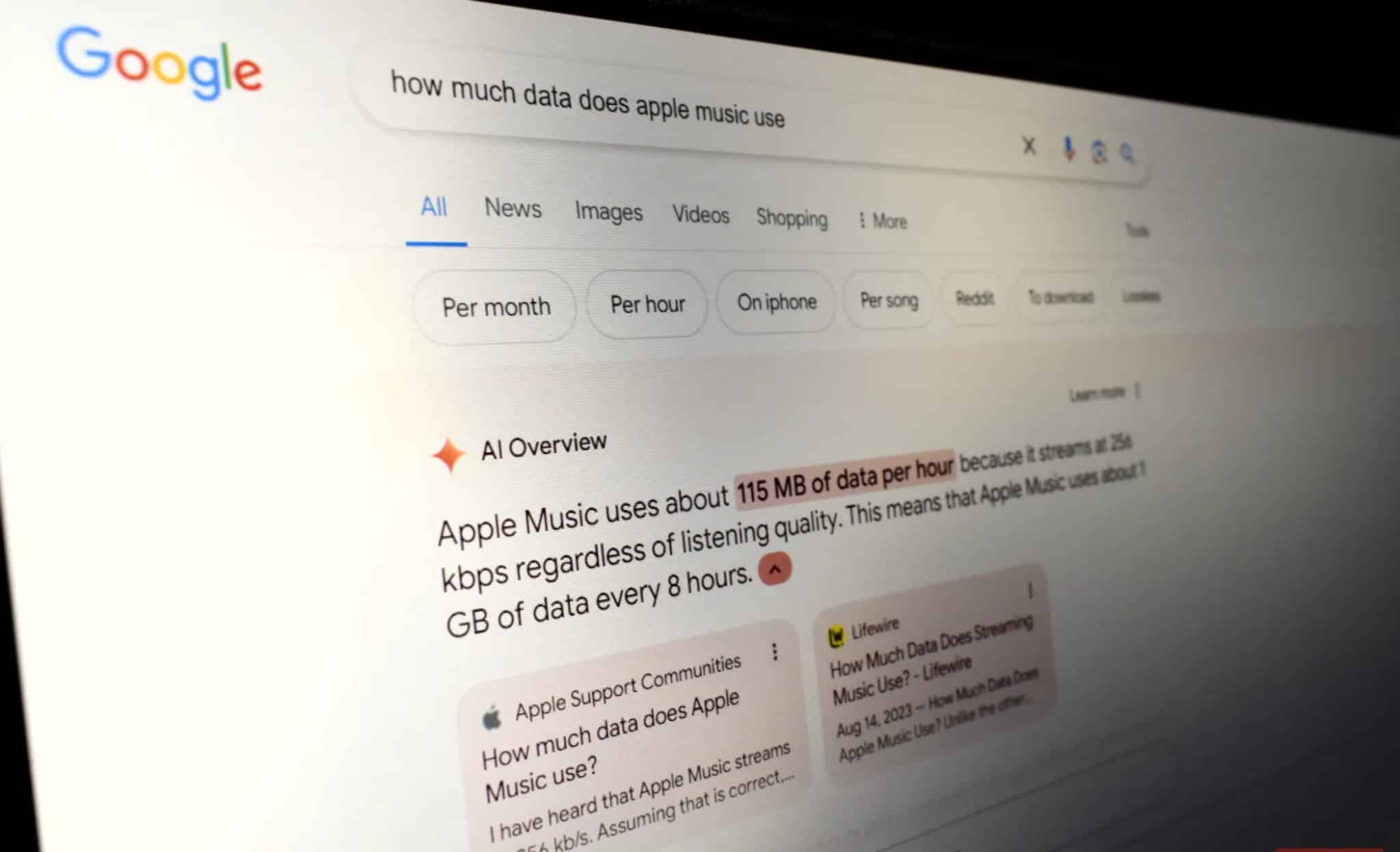 Wyszukiwarka przeglądowa Google oparta na sztucznej inteligencji na ekranie laptopa