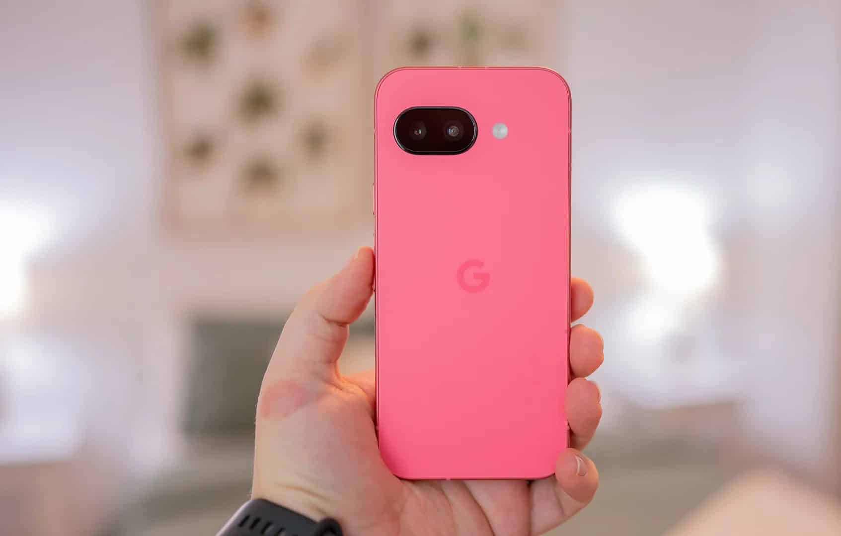一個人拿著 Google Pixel 9a 手機並展示手機背面。