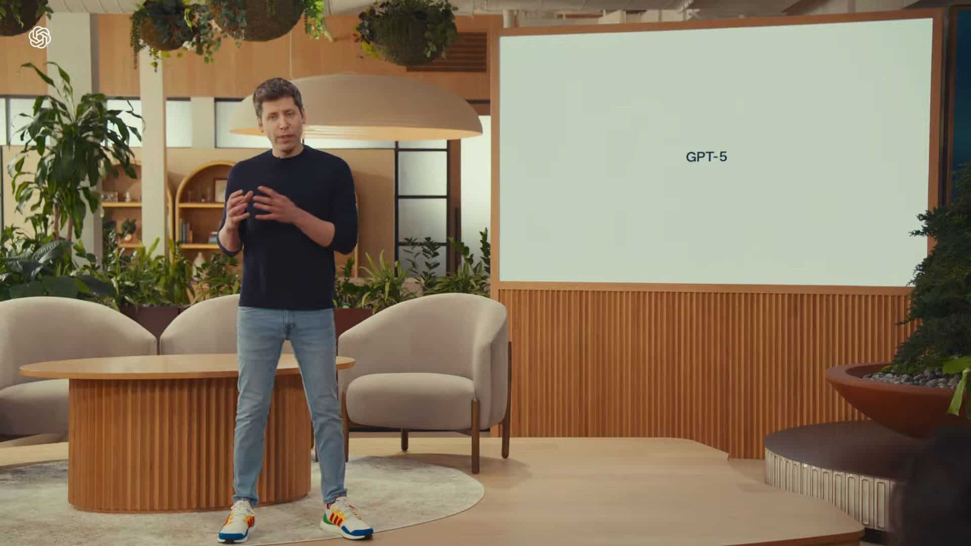 Sam Altman se tient devant une présentation de GPT-5.