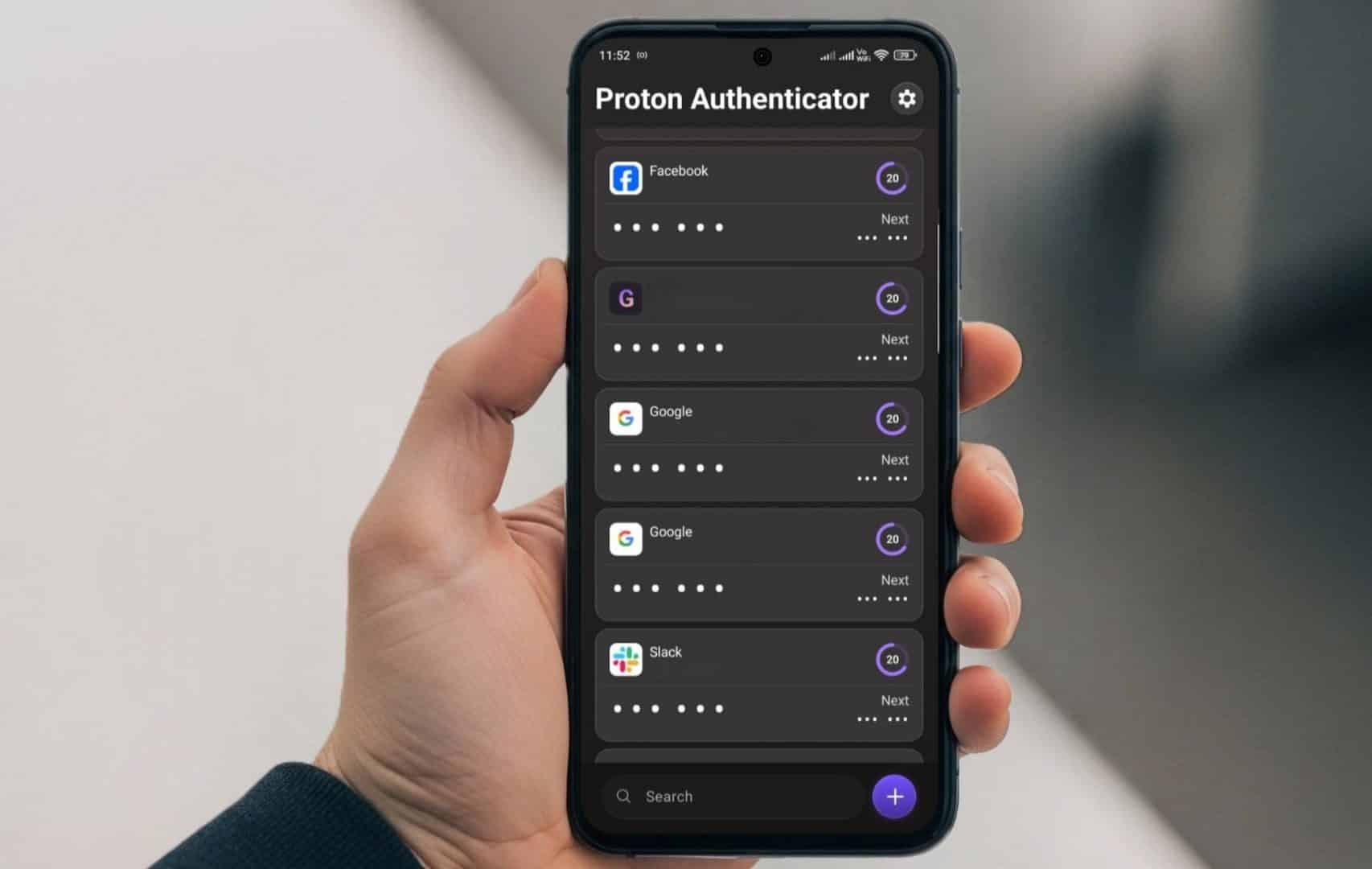 Una mano che tiene un telefono con l'app Proton Authenticator aperta.