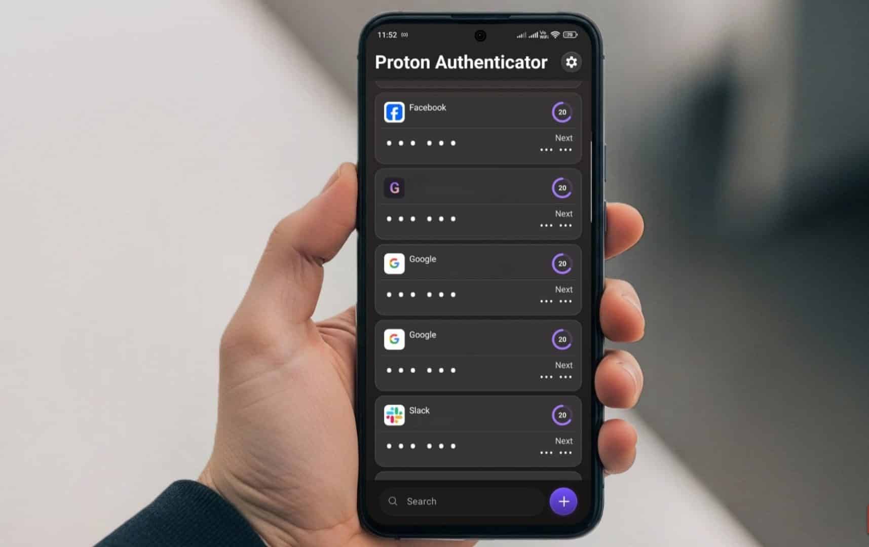 Una mano che tiene un telefono sbloccato con l'app Proton Authenticator.