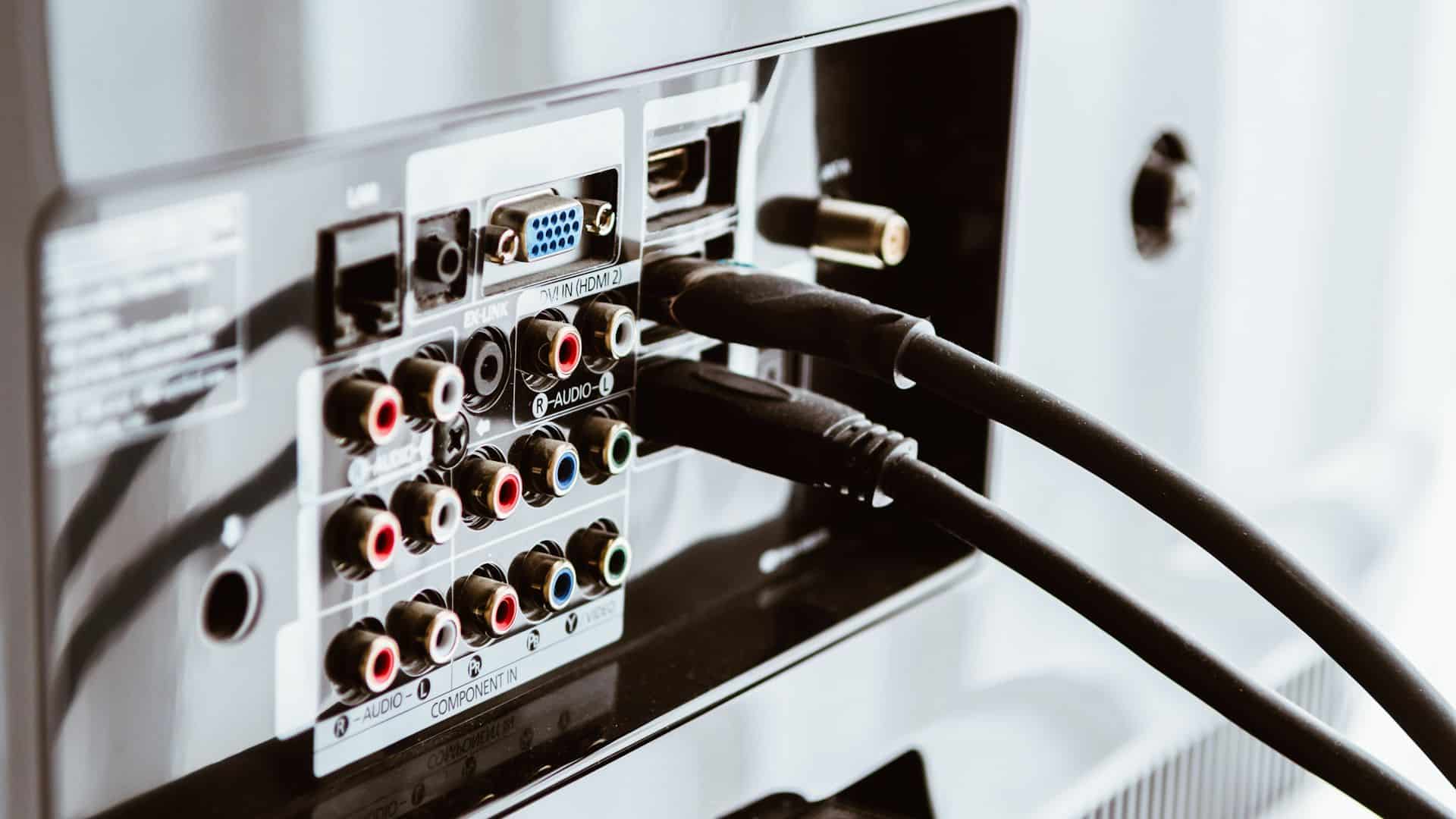 كابلات HDMI موصولة بتلفزيون ذكي.