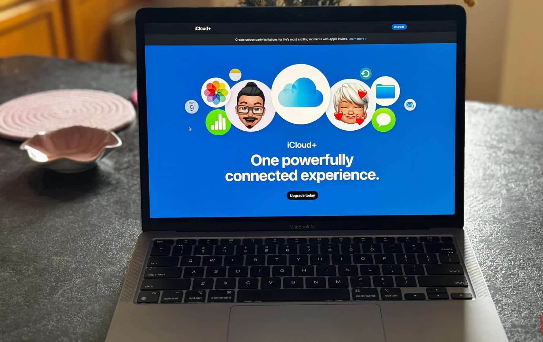 Posizione di iCloud+ su un MacBook appoggiato sul tavolo della cucina