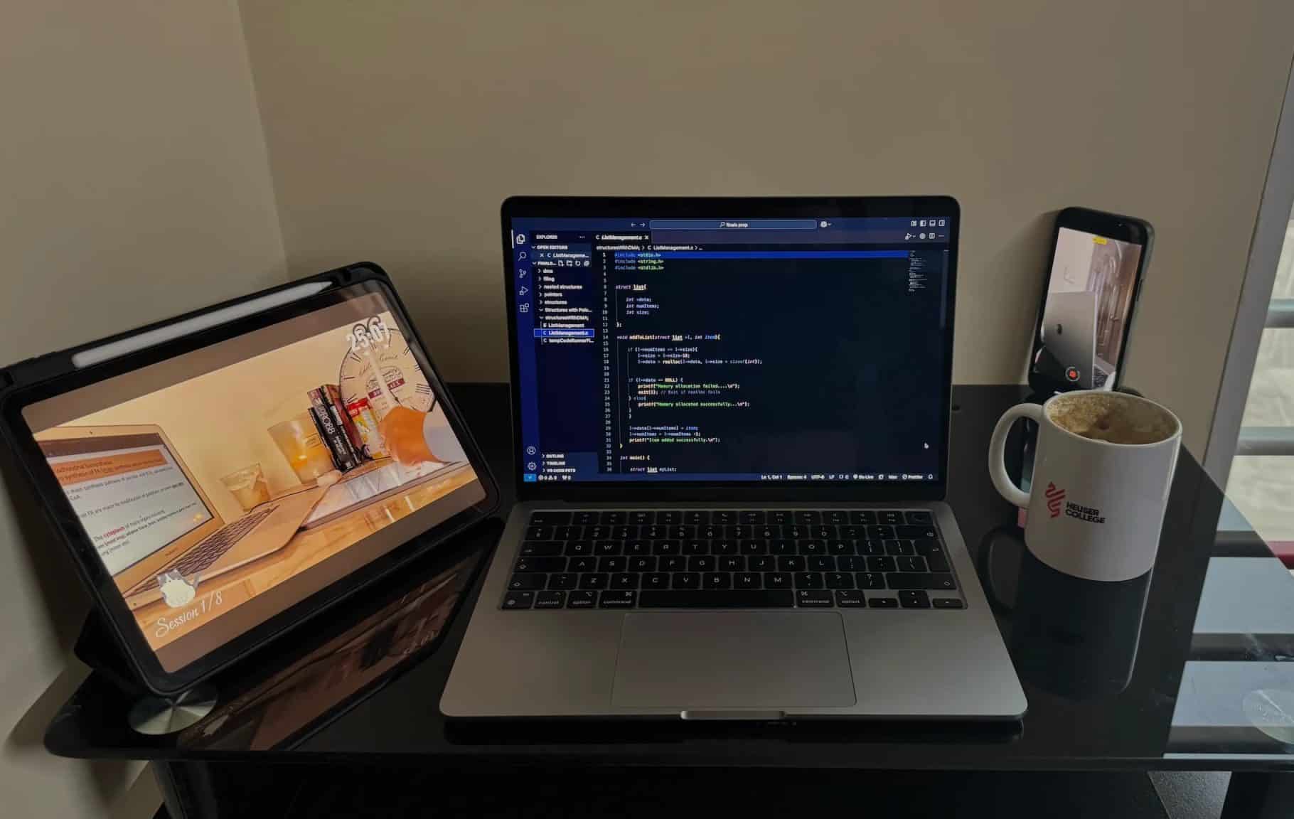 MacBook, iPad e telefono sulla scrivania