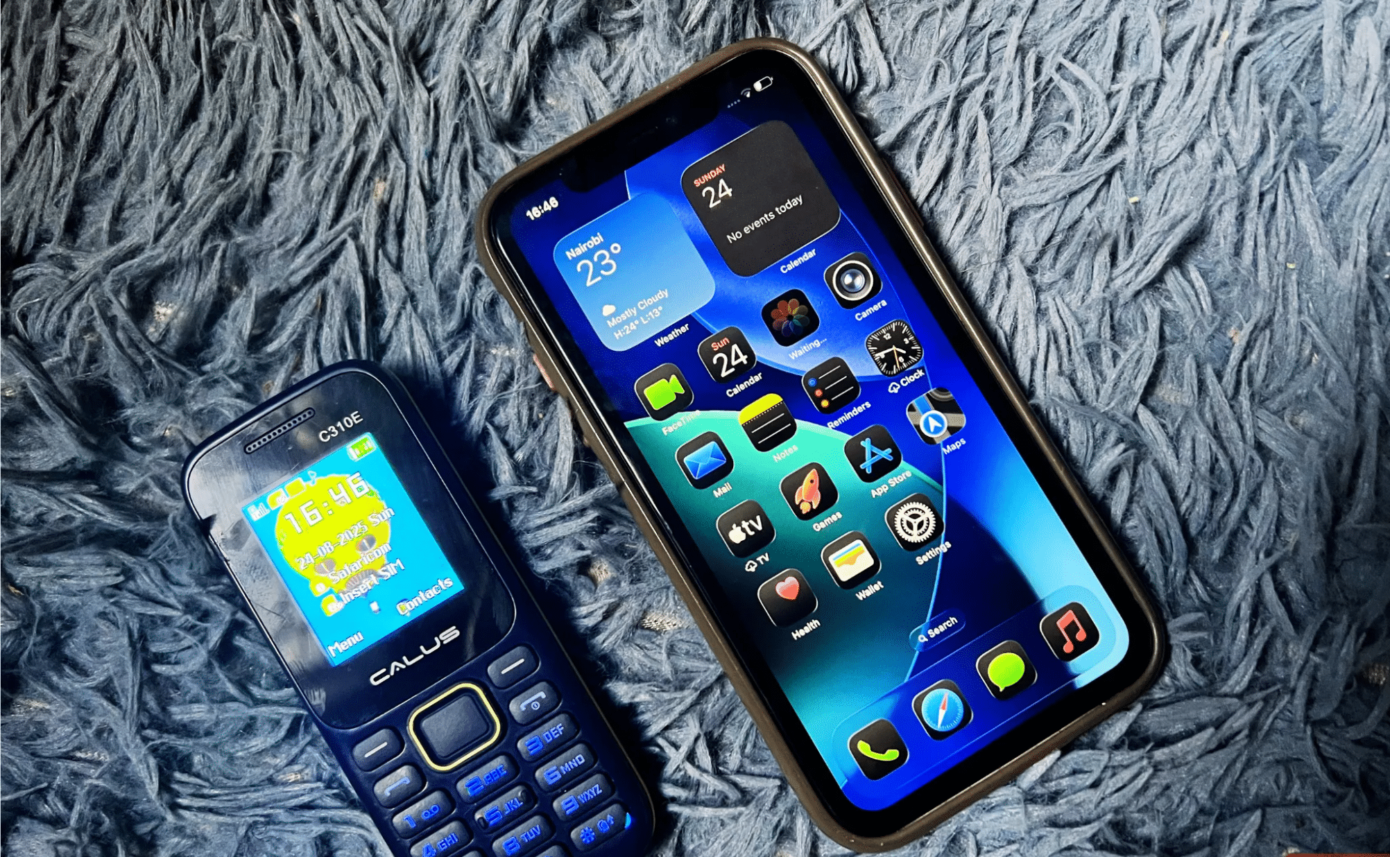 iPhone 11 i tradycyjny telefon na niebieskim tle