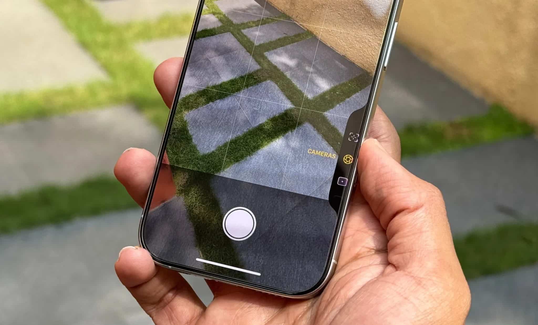 iPhone 16 Pro in der Hand eines Mannes, das die Benutzeroberfläche zur Kamerasteuerung in der Kamera-App zeigt