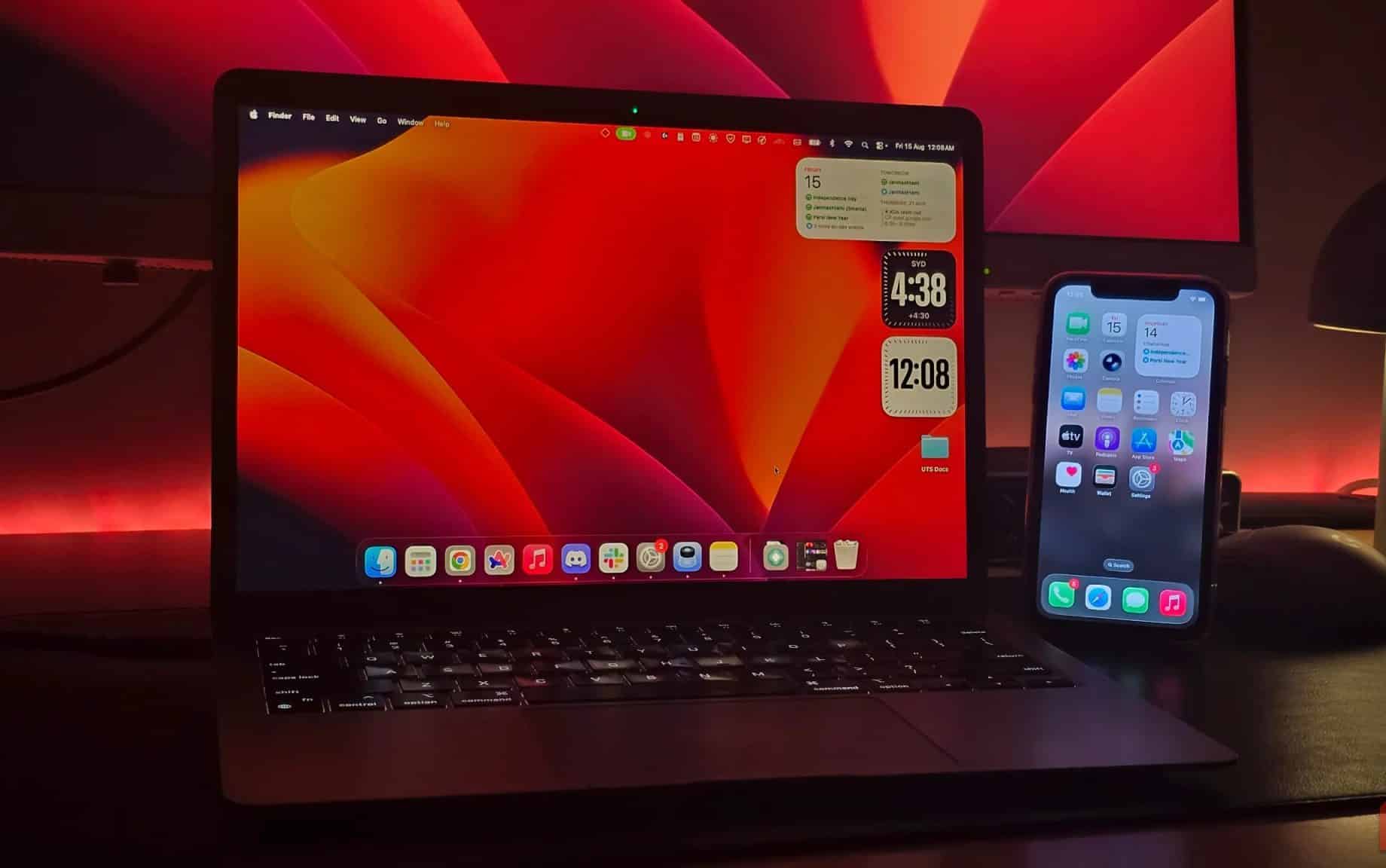 iPhone e MacBook uno accanto all'altro su un tavolo