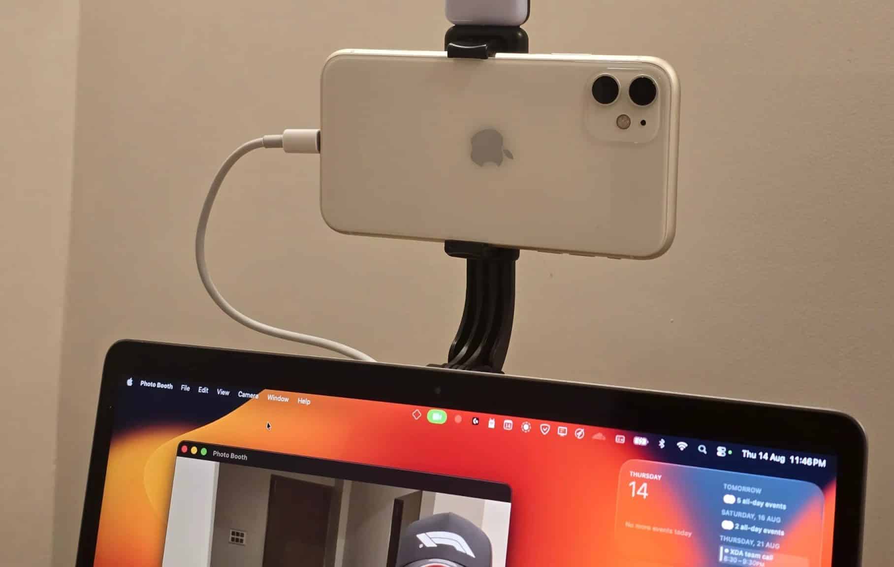 iPhone utilizzato come webcam montata sopra un MacBook
