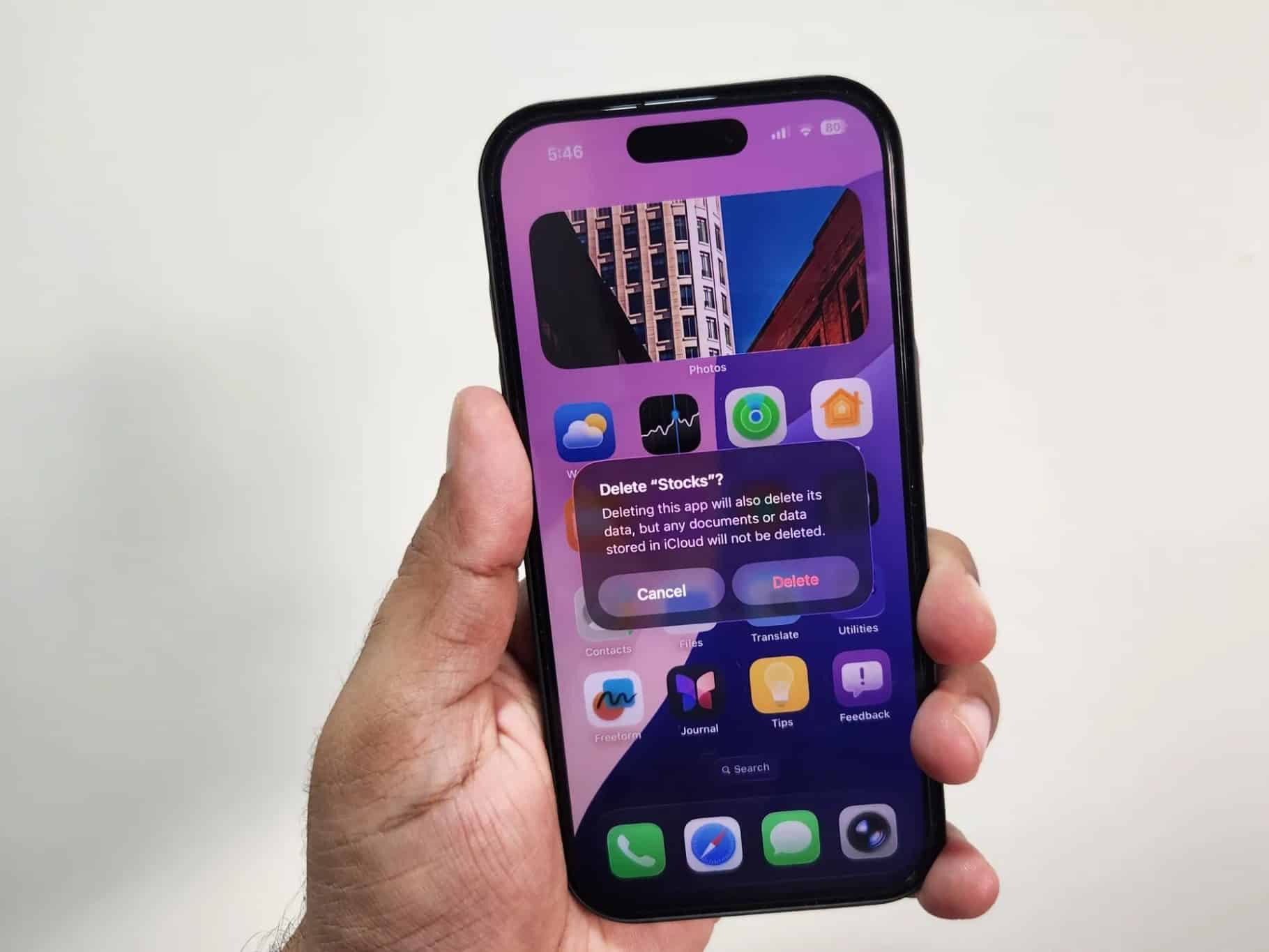 iPhone في اليد يعرض مطالبة بإلغاء تثبيت تطبيق Stocks