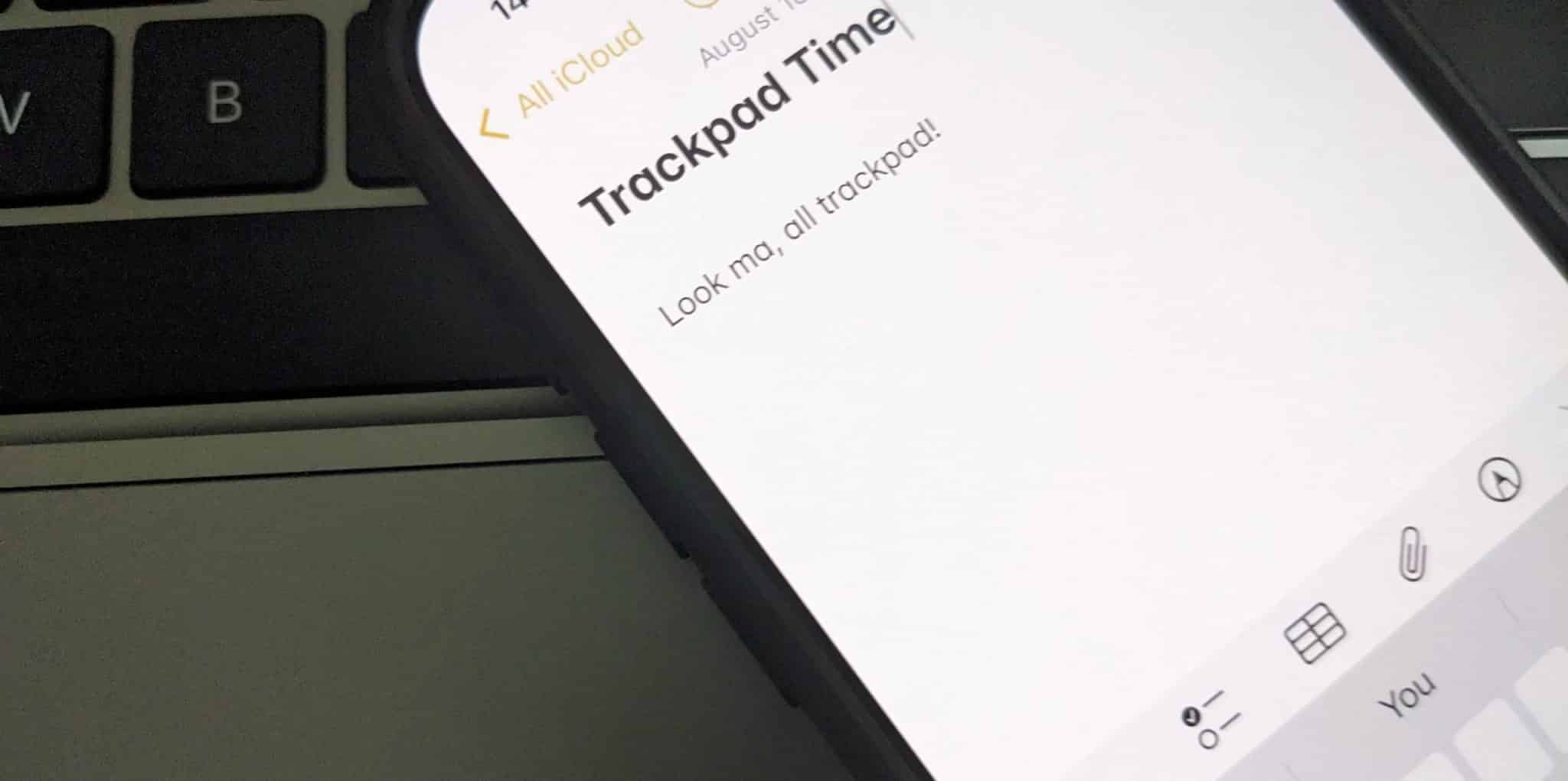 MacBook dokunmatik yüzeyindeki Notlar uygulamasında gösterilen iPhone dokunmatik yüzeyi