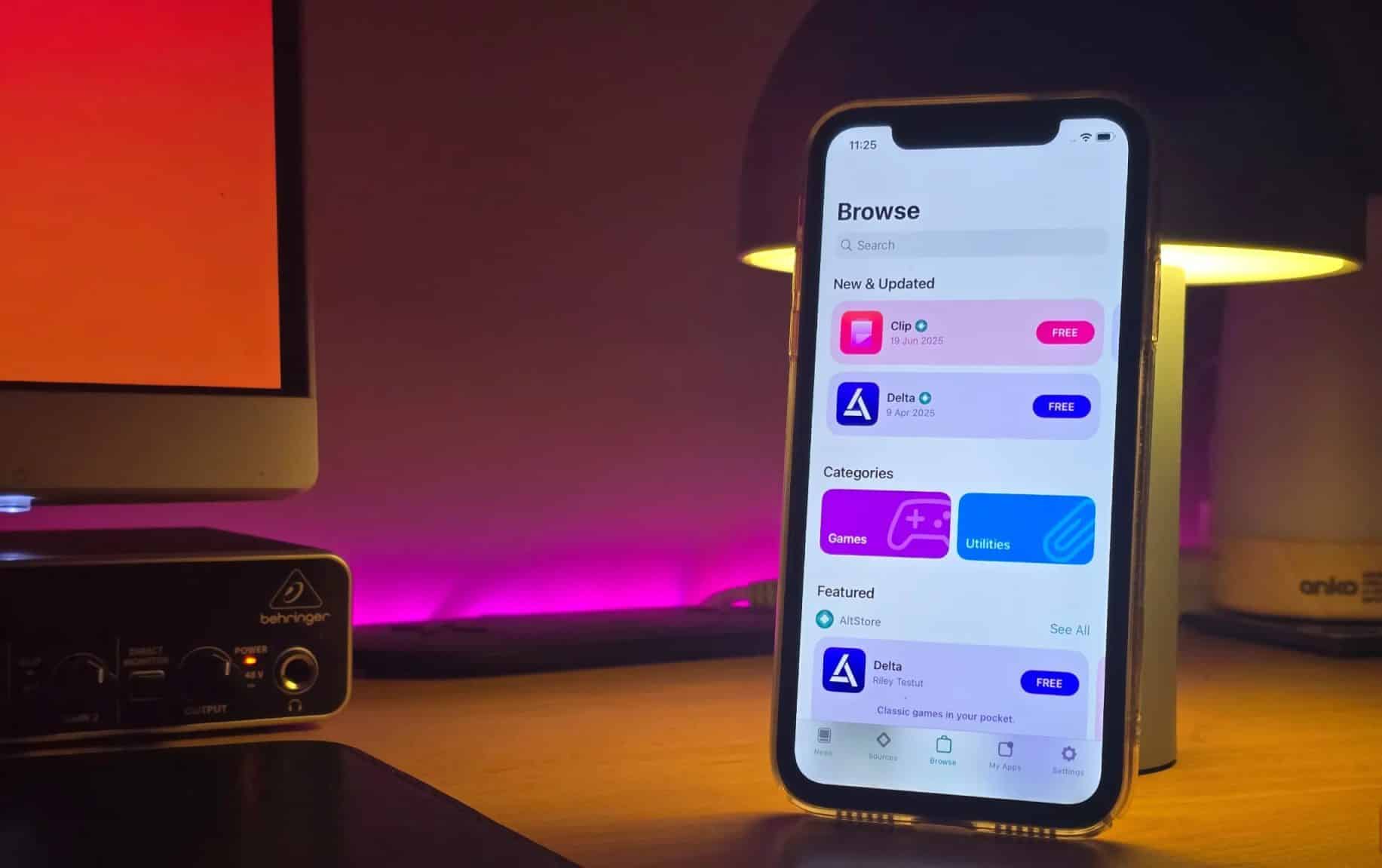iPhone su un tavolo con AltStore in esecuzione