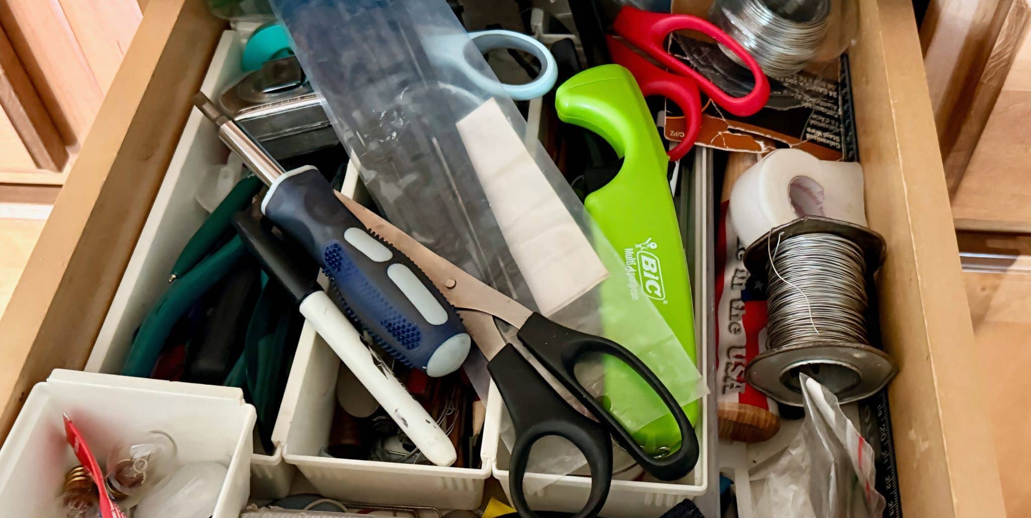cassetto pieno di cianfrusaglie nell'armadio