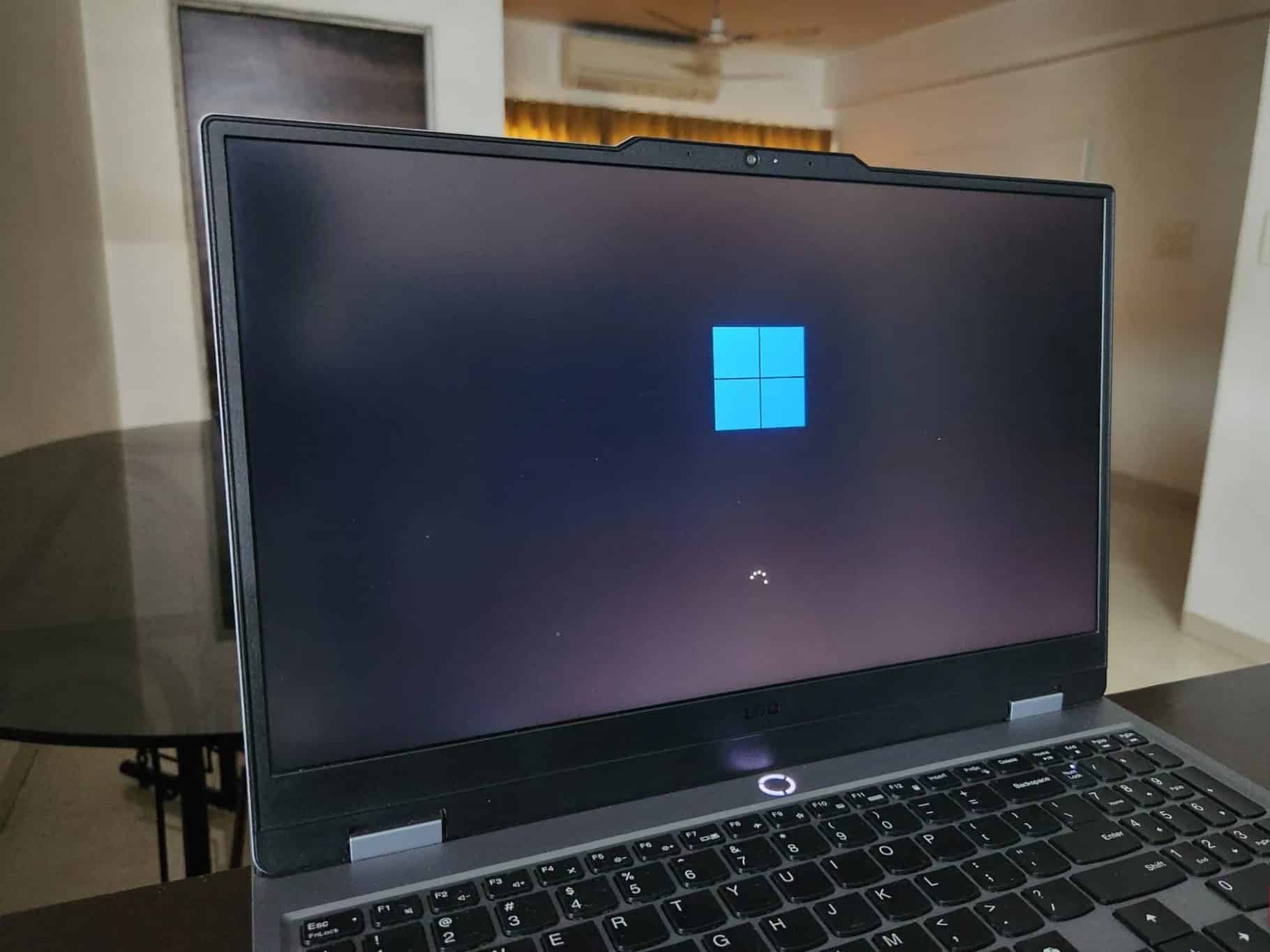 聯想筆記型電腦顯示 Windows 11 啟動畫面