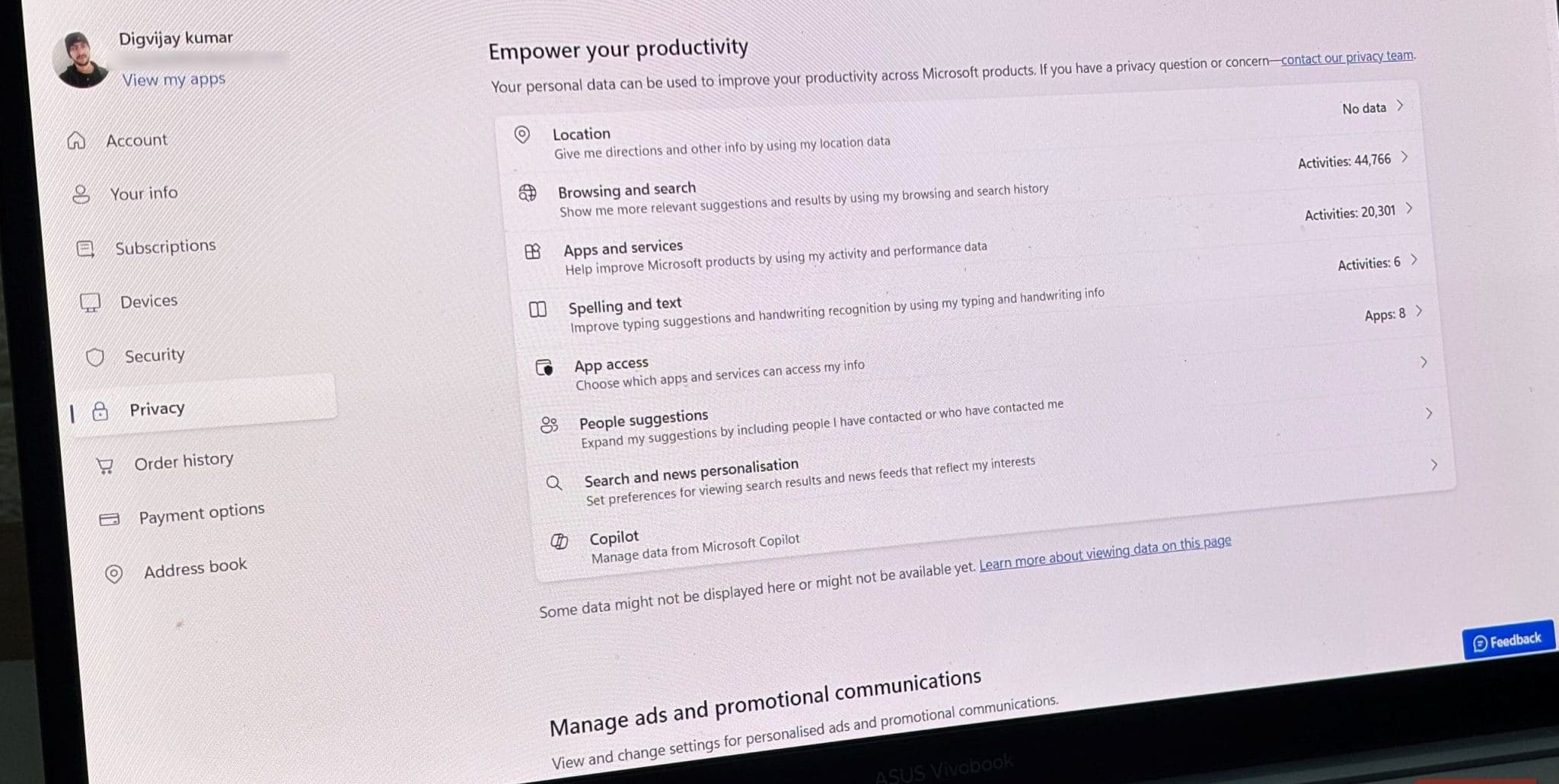 Dashboard sulla privacy di Microsoft sullo schermo del laptop ASUS.