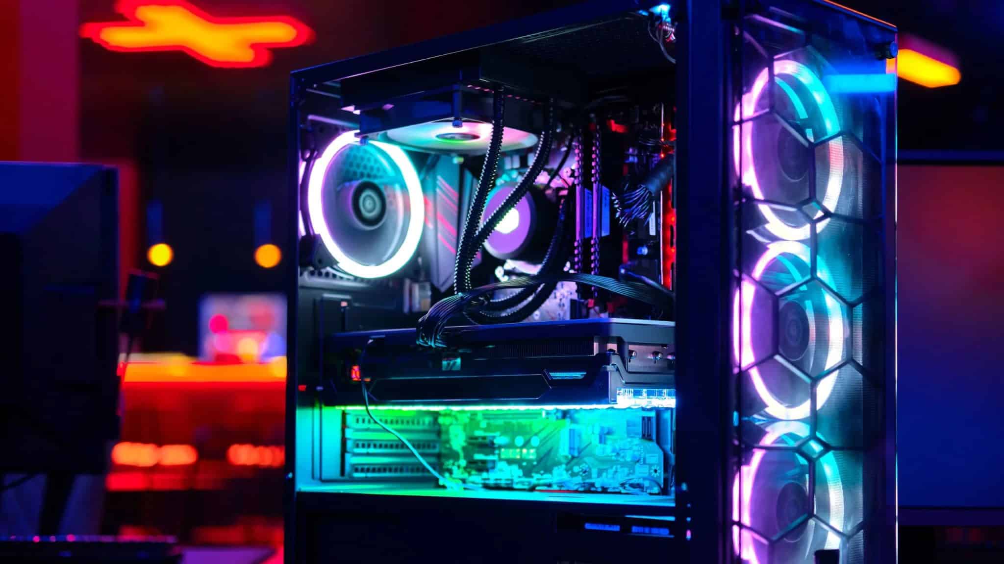 Nowoczesny komputer do gier z oświetleniem RGB
