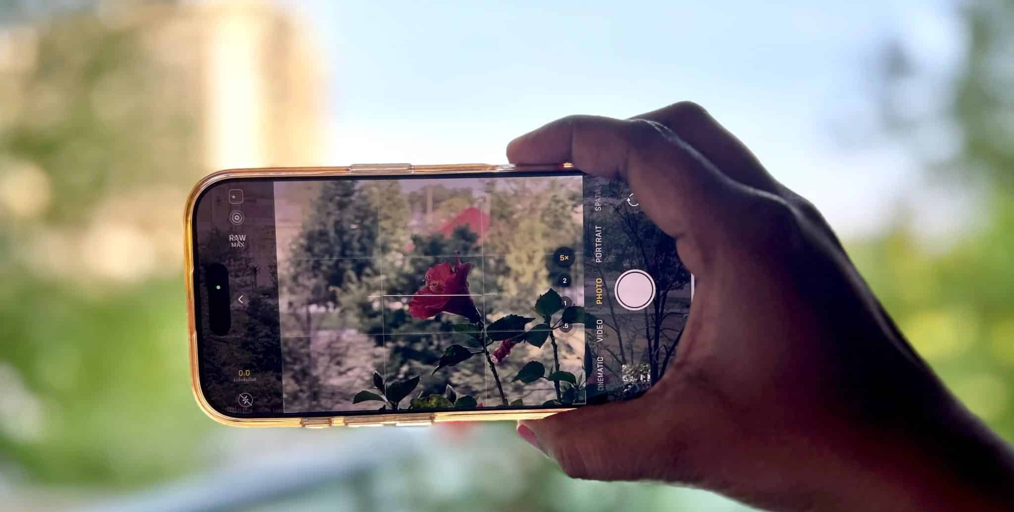 手拿著 iPhone 顯示 5 倍變焦