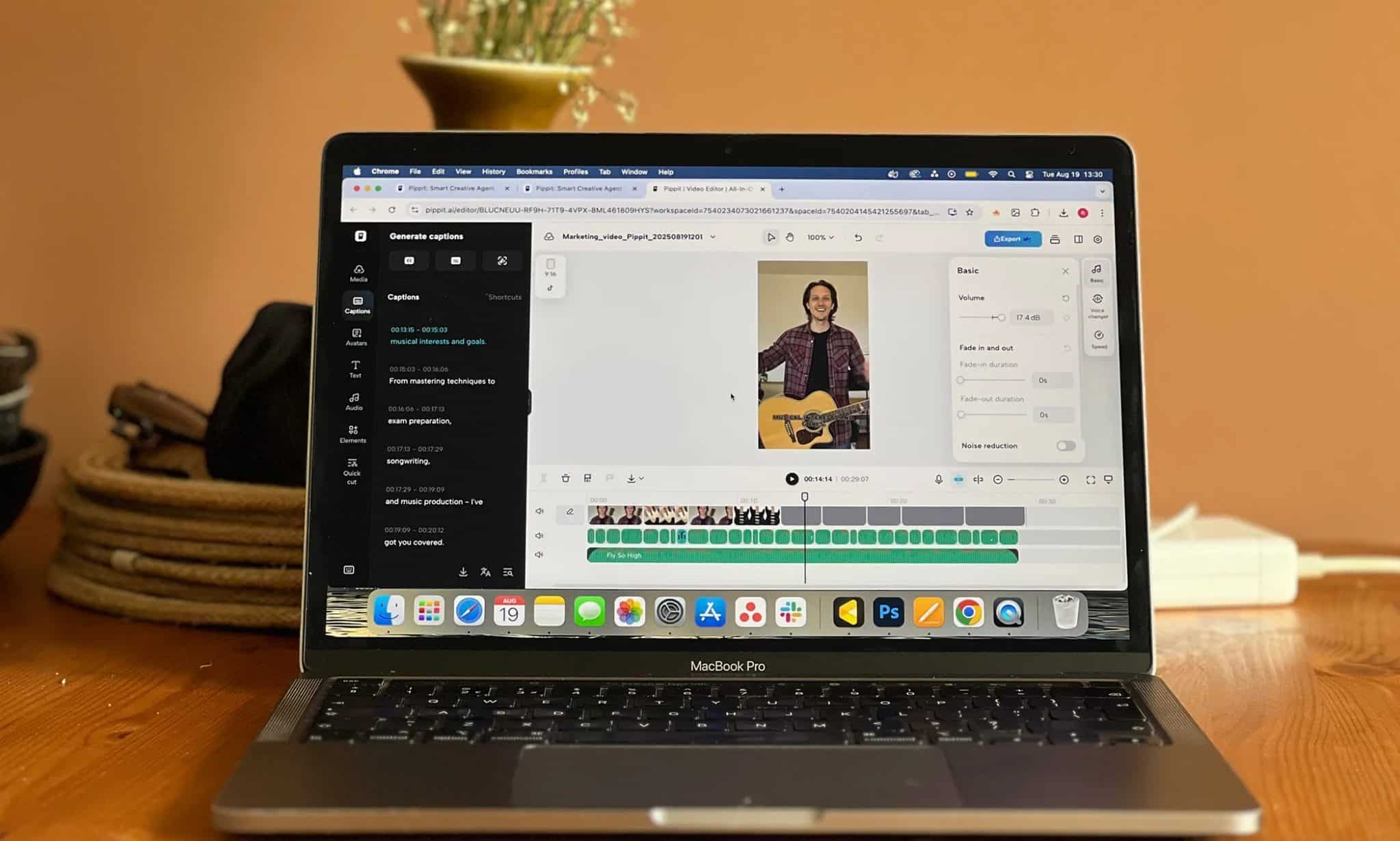 Wideo wygenerowane przez Pippit AI na osi czasu edycji na MacBooku Pro
