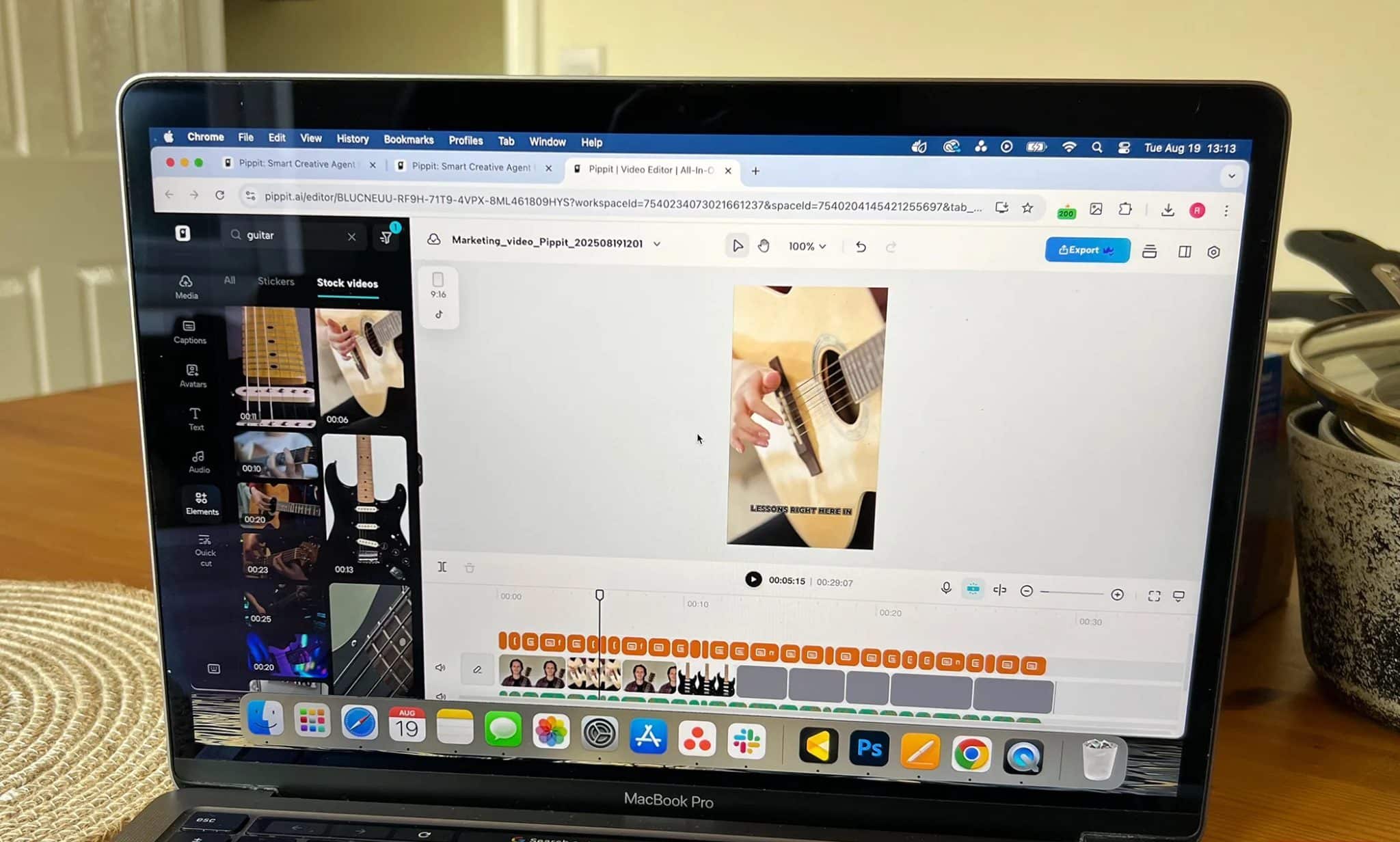 Oś czasu i biblioteka zasobów do edycji wideo Pippit