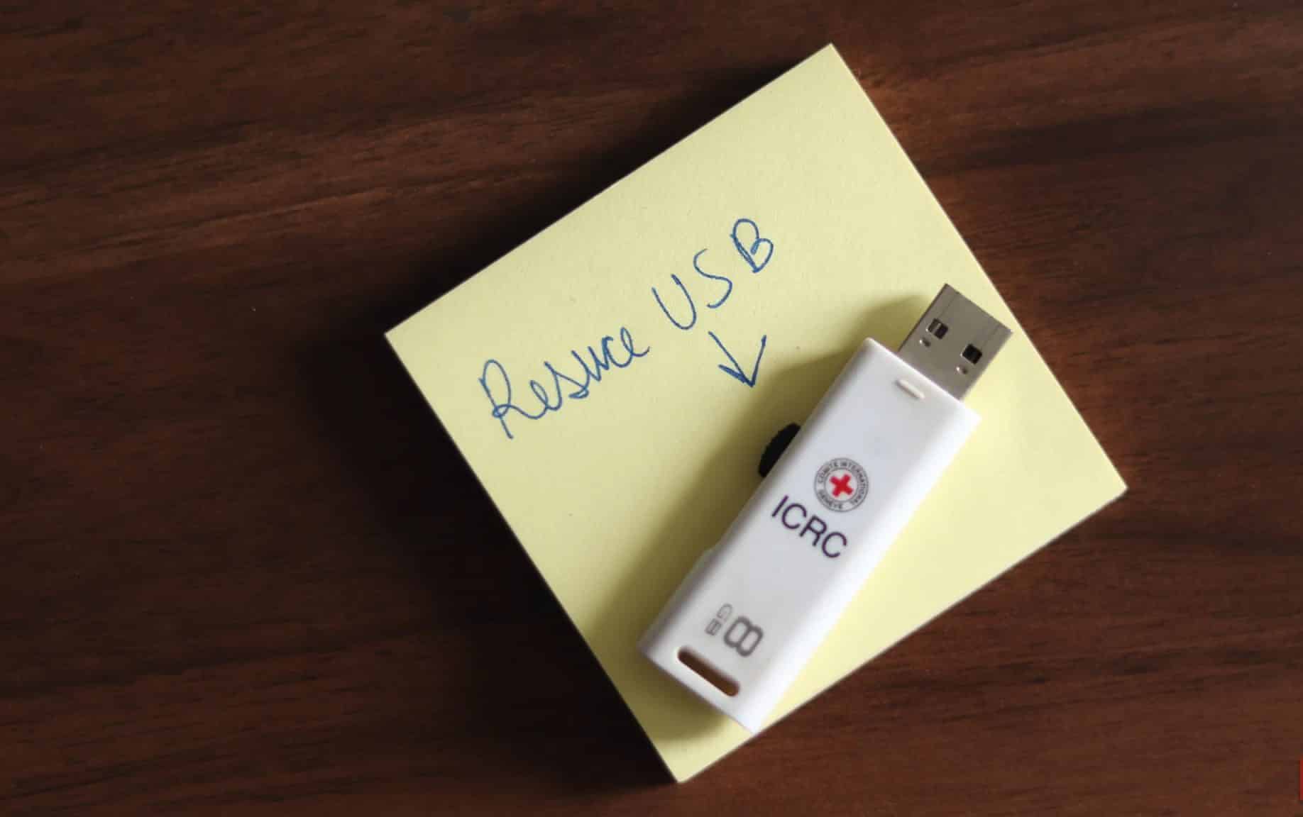 Ein Rettungs-USB-Laufwerk auf einem Tisch.