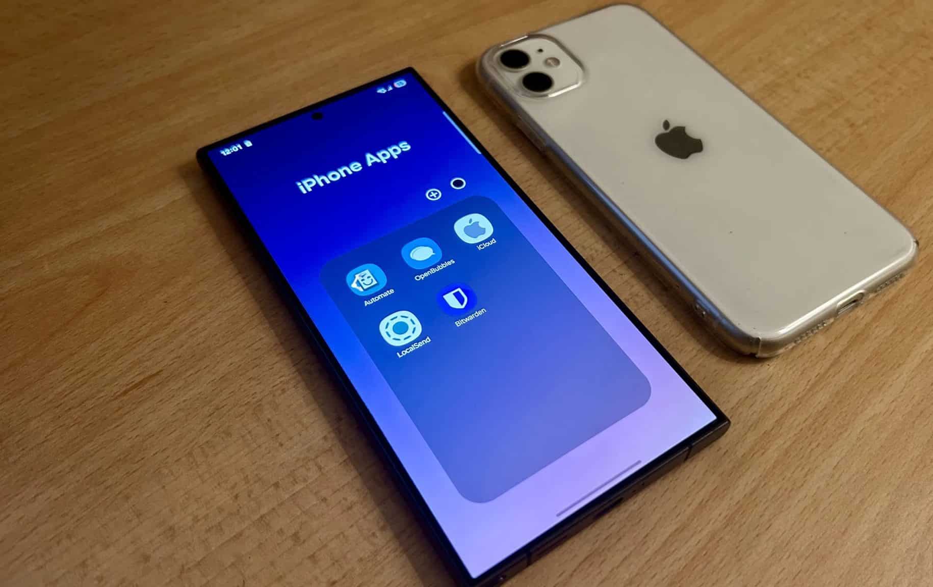 Samsung Galaxy S24 Ultra com uma pasta de aplicativos aberta ao lado de um iPhone 11