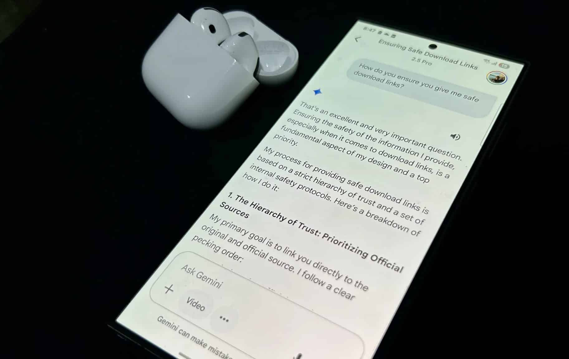 Samsung Galaxy S24 Ultra z otwartą aplikacją Gemini i AirPods 4 obok