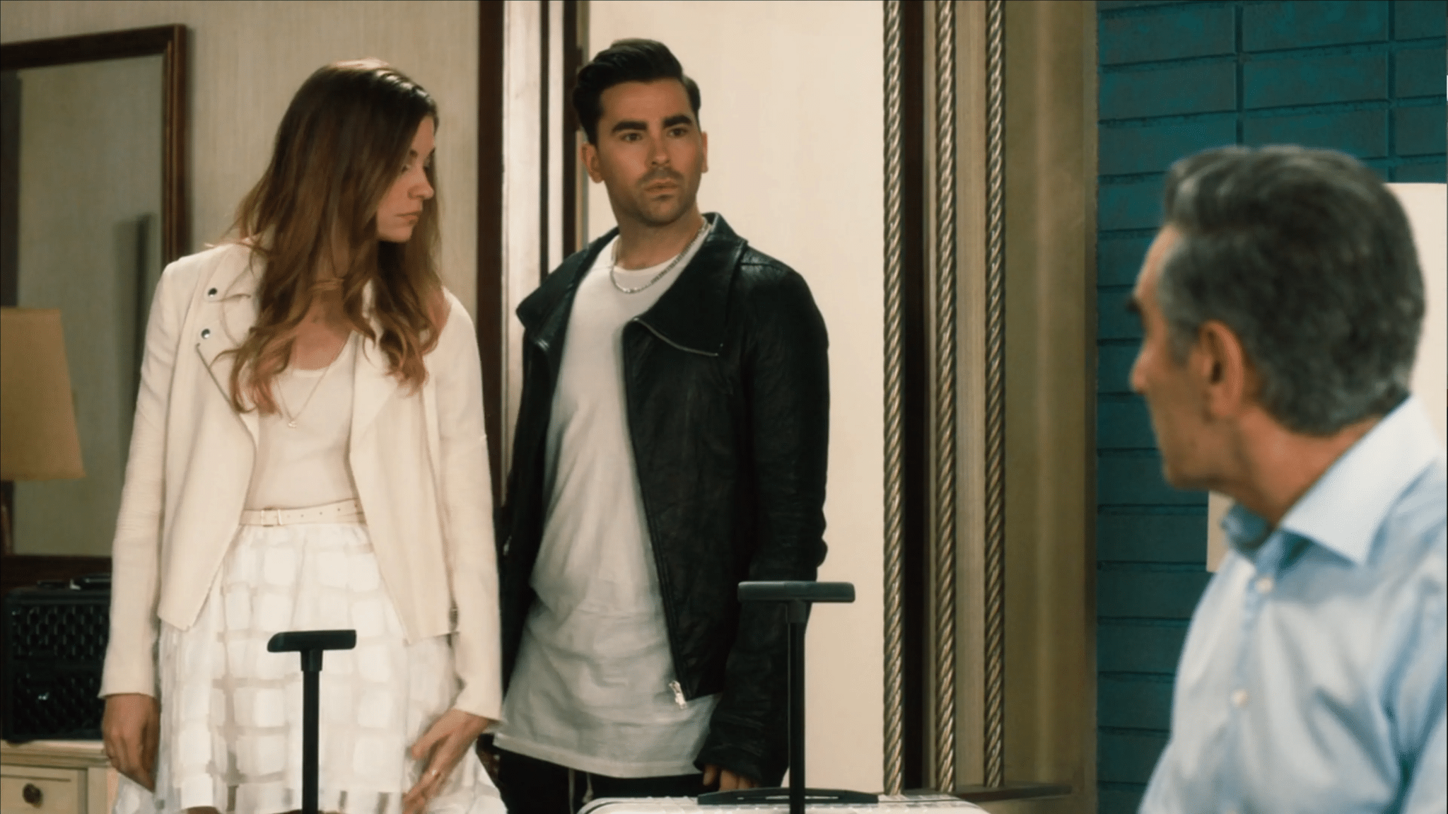 David e Alexis di Schitt's Creek guardano Johnny