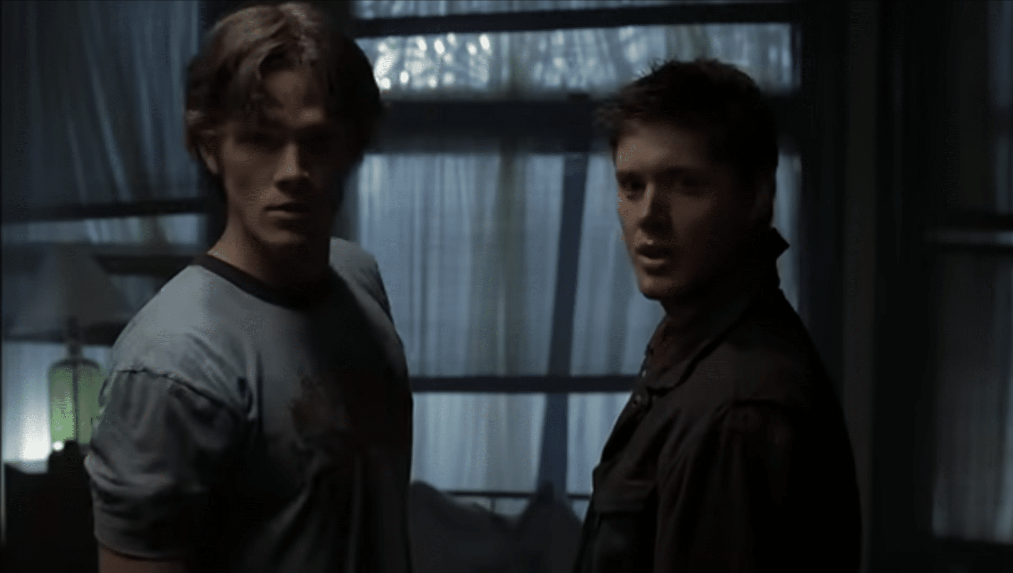 Sam e Dean di Supernatural guardano qualcosa fuori dallo schermo.