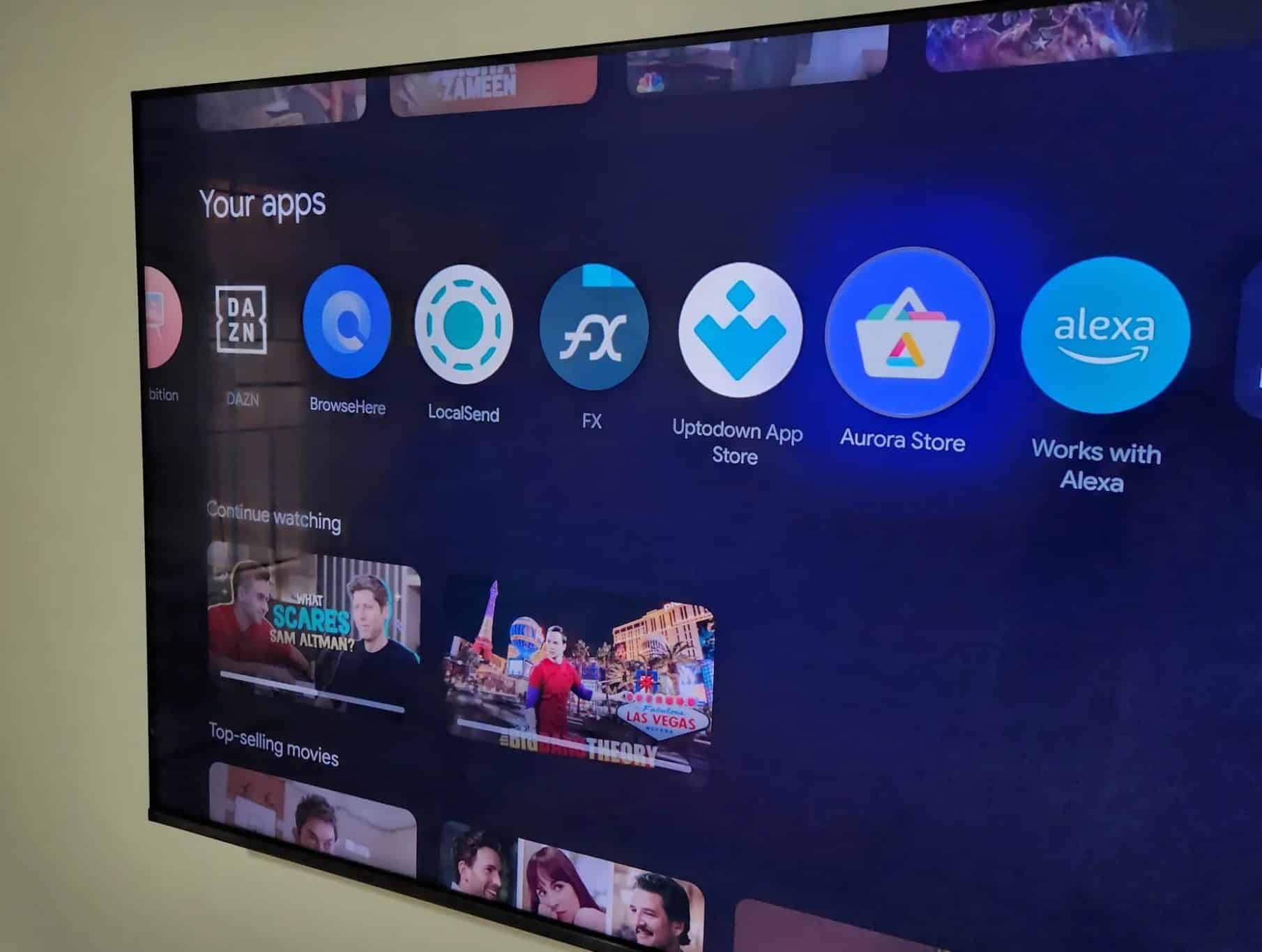 TCL Google TV montato a parete che visualizza le app sulla schermata iniziale